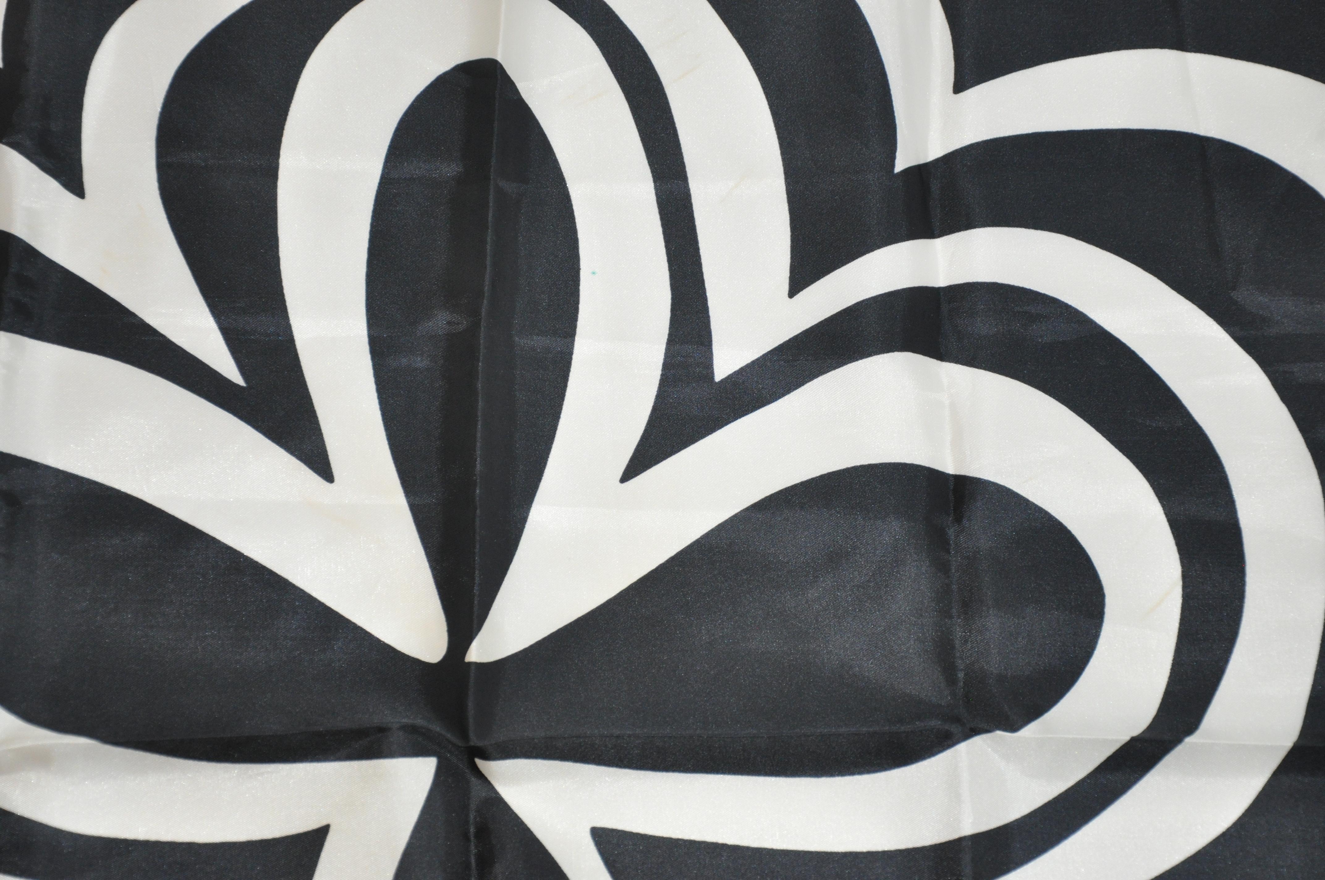 Vera Midnight - Écharpe noire et ivoire « Lucky Clover » avec bordures blanches Unisexe en vente