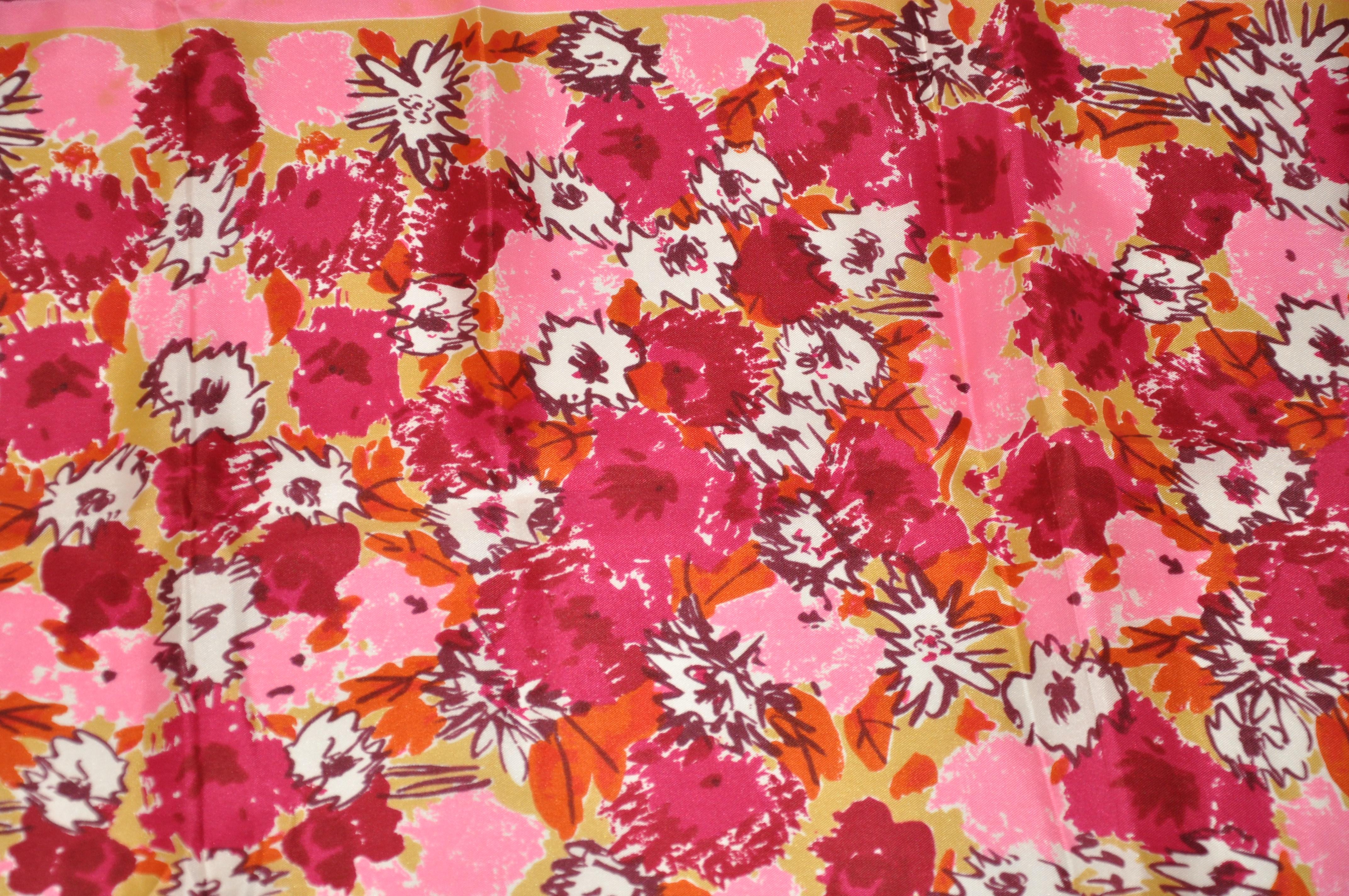 Vera - Écharpe en soie « Shades Of Burgundy & Pinks Bloom Floral » (Shades Of Burgundy & Pinks Bloom) Bon état - En vente à New York, NY