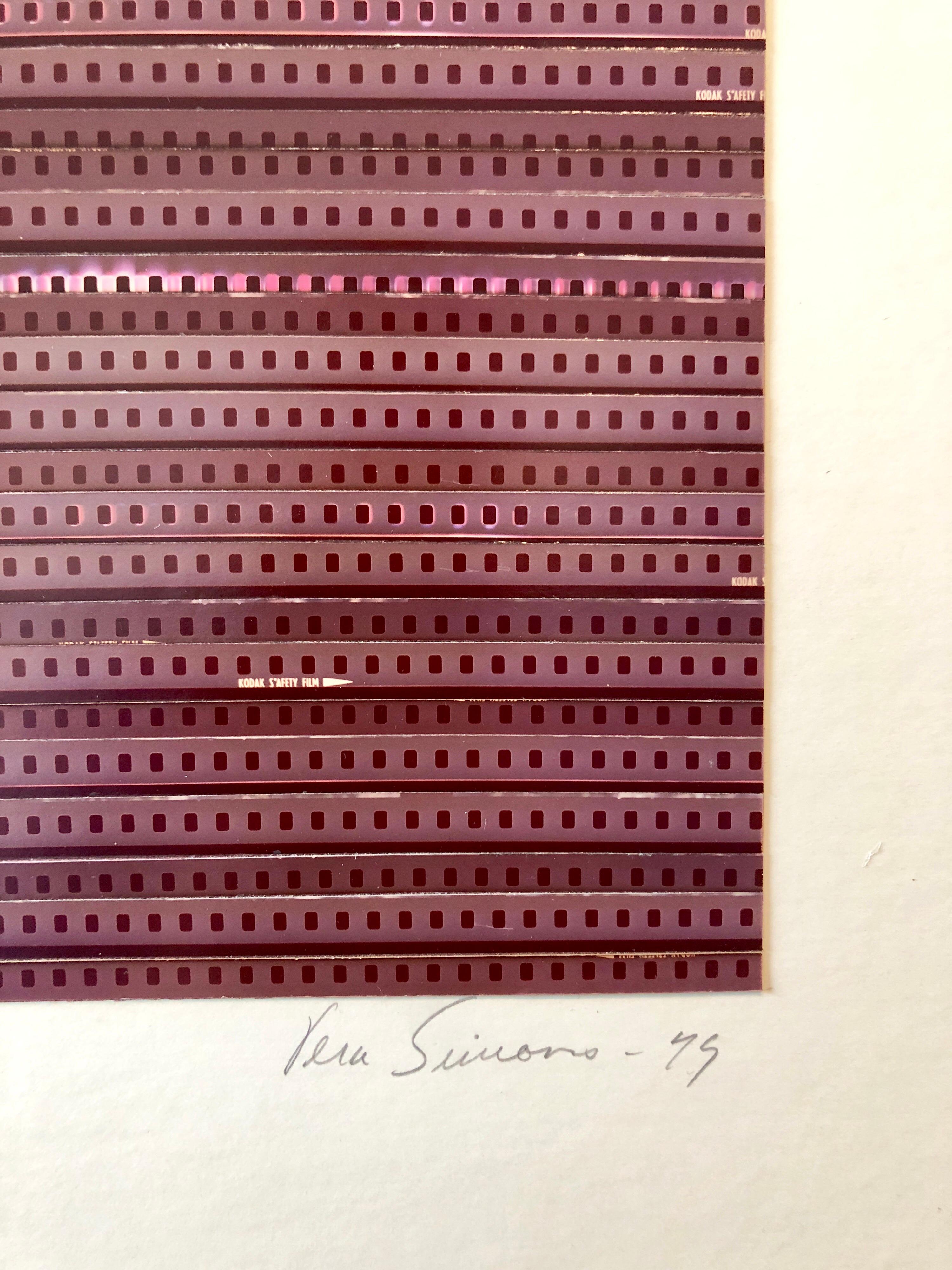 Celle-ci représente un assemblage abstrait de bords de bandes de film (film fixe ou film de cinéma) dans un style de motif et de décoration.

SIMONS, Vera (1920 - 2012)
Vera Artistics était une pionnière germano-américaine de l'aviation, une