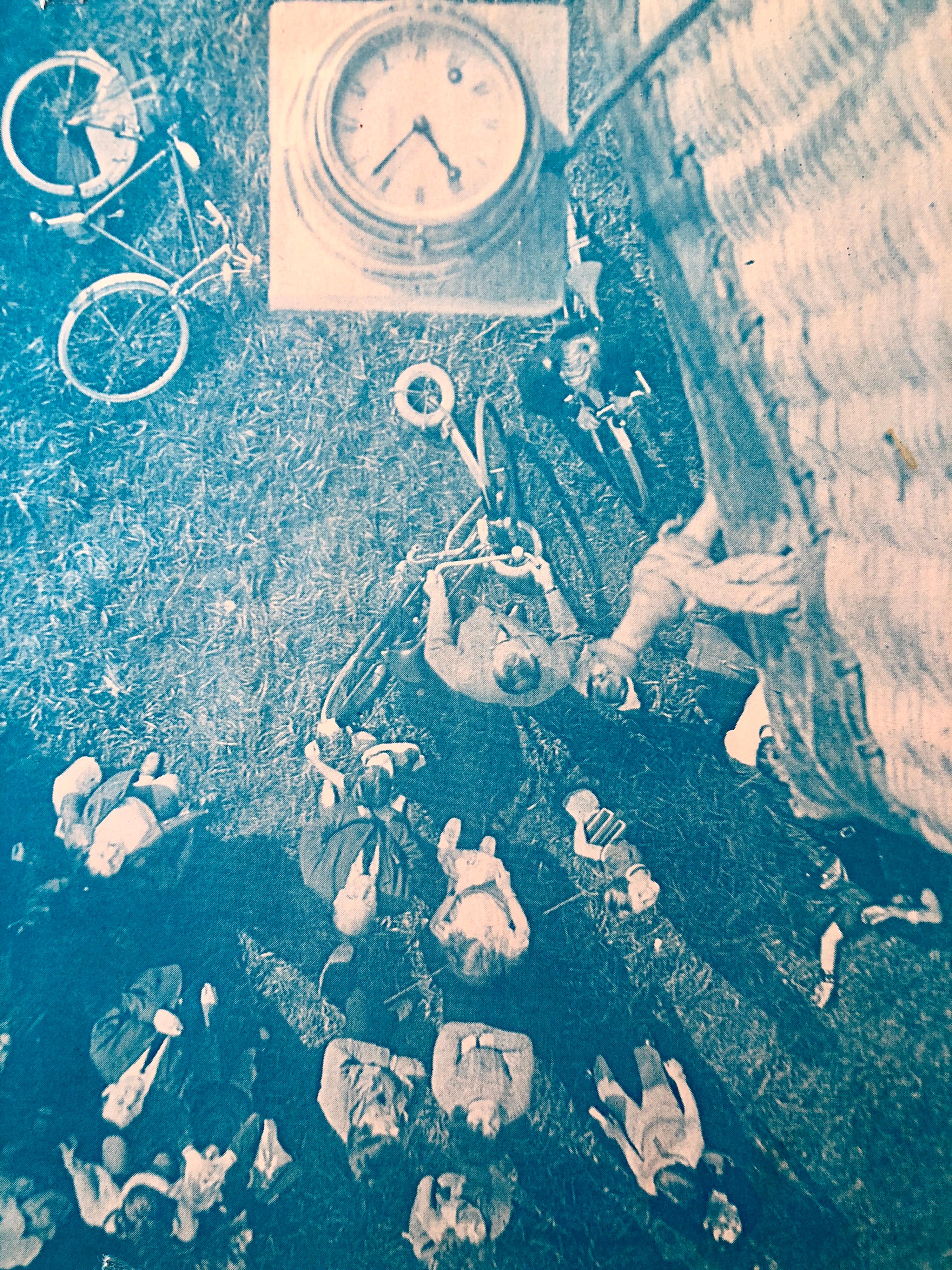 Celle-ci, en rose et turquoise, représente une horloge au-dessus d'un paysage aérien d'Amsterdam avec une bicyclette et s'intitule Lift Off Amsterdam.
SIMONS, Vera (1920 - 2012)
Vera Artistics était une pionnière germano-américaine de l'aviation,