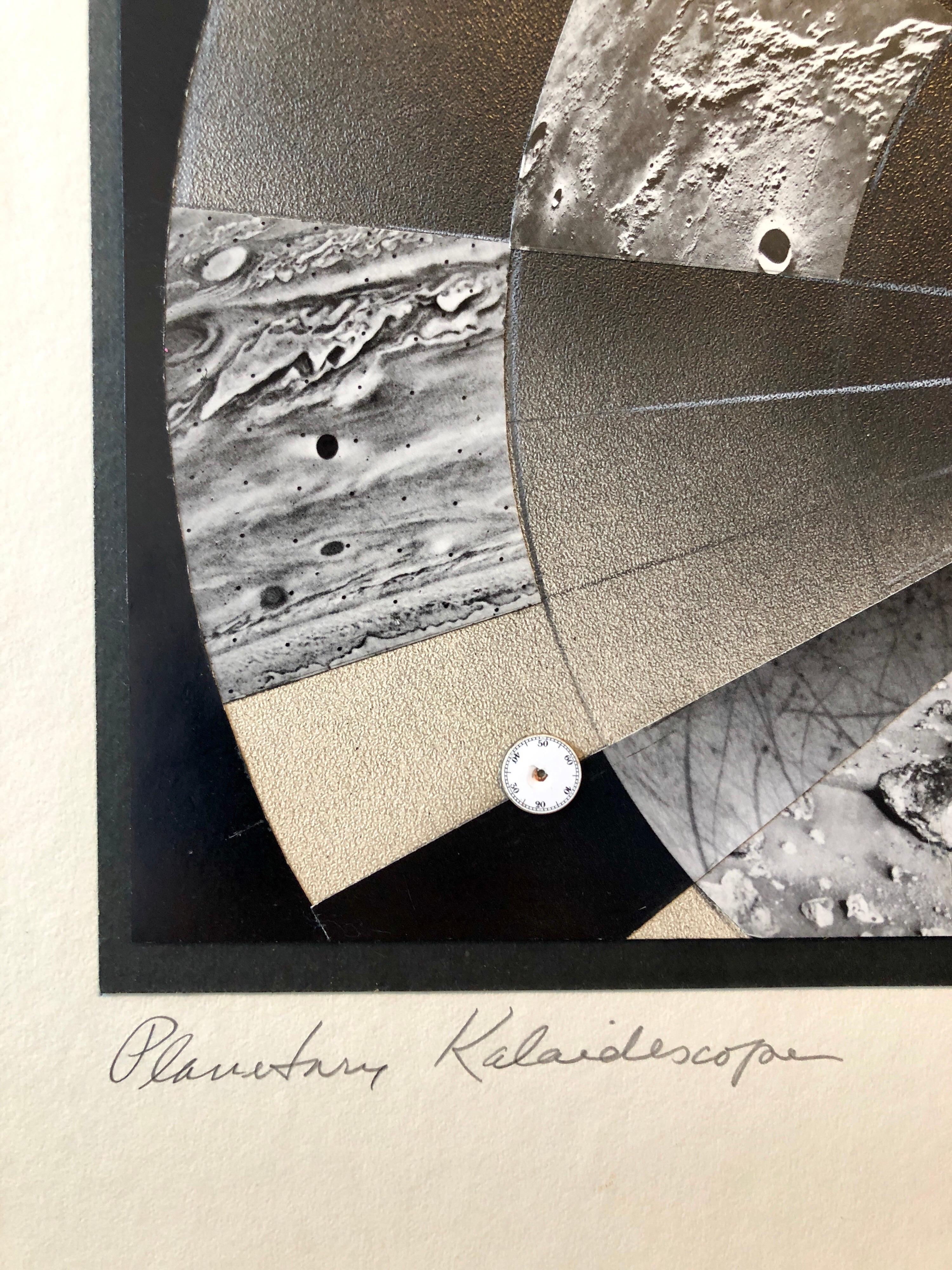 Kaleidoscope planétaire, photographie de collage de mosaïque photographique, aviateur féministe - Dada Photograph par Vera Simons