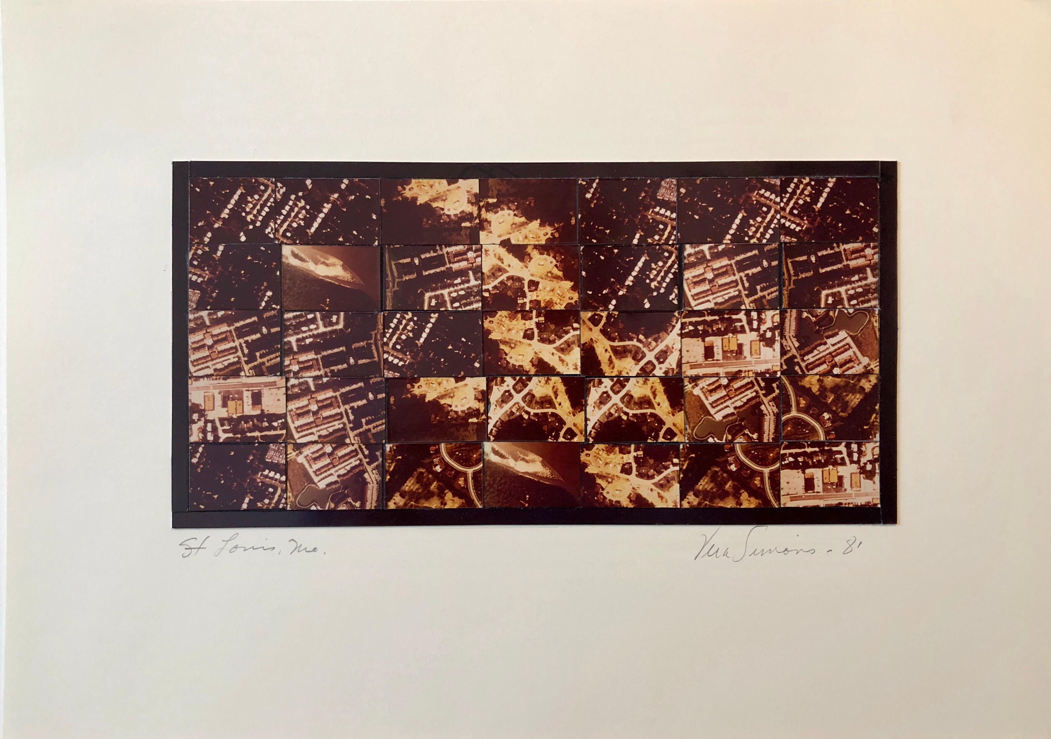  Photographie aérienne avec collage de mosaïque photographique de la St Louis MO, Femme aviatrice féministe - Marron Landscape Photograph par Vera Simons