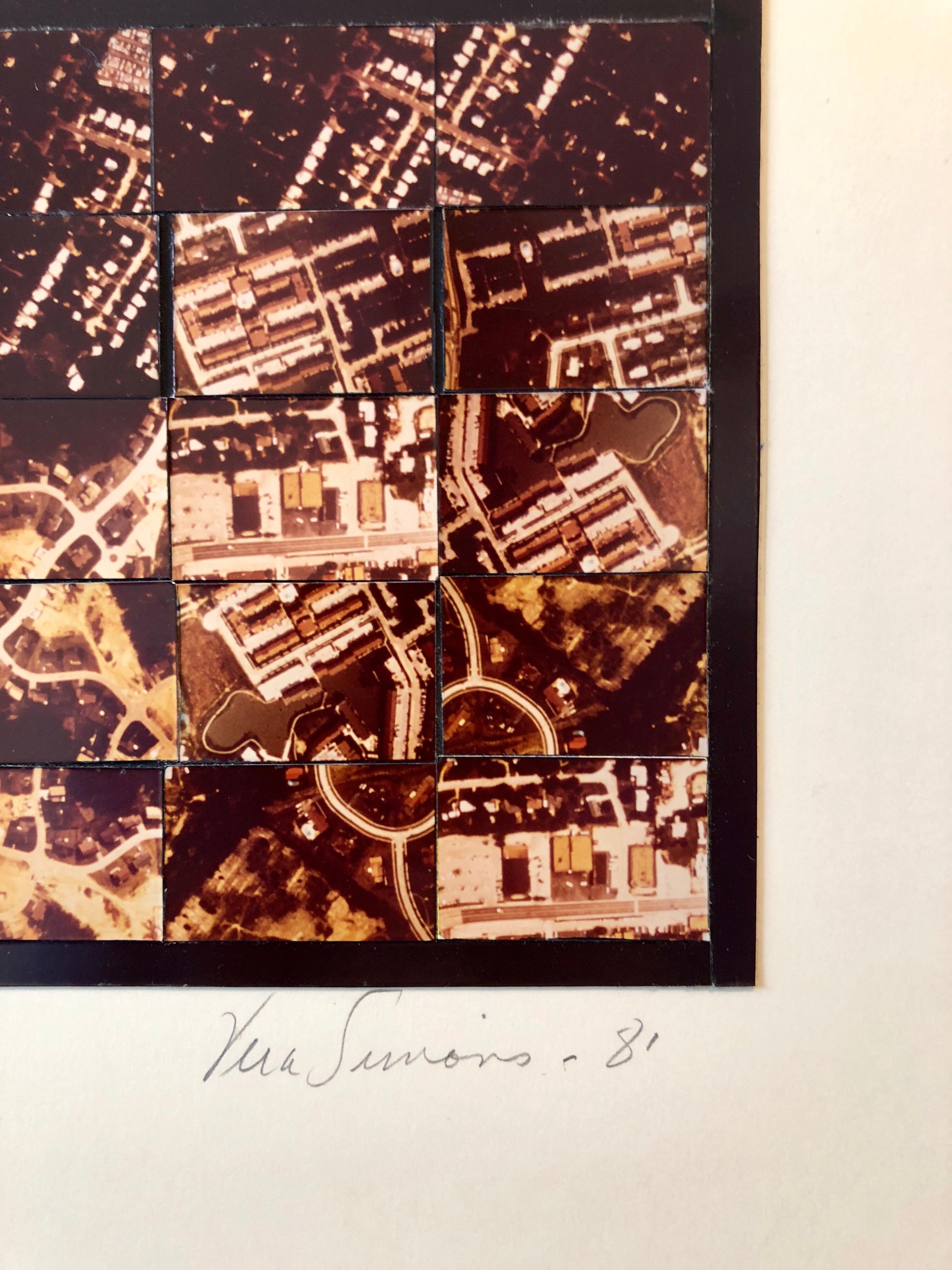 Celle-ci représente une vue aérienne de Saint Louis, Missouri, et est intitulée St. Louis, Mo 

SIMONS, Vera (1920 - 2012)
Vera Artistics était une pionnière germano-américaine de l'aviation, une aéronaute et une artiste du collage photographique. 
