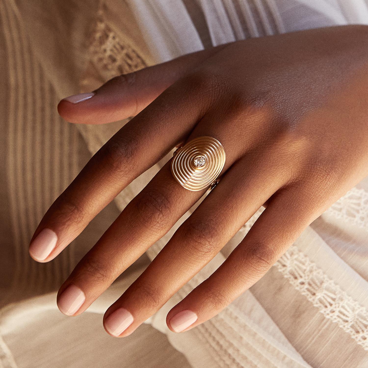 Selin Kent's Vera Ring features a perfectly proportioned oval spiral rendered in gold. The spiral is one of the oldest universal symbols representing themes of change, growth, and evolution. 

22mm / 0.90'' top-to-bottom ~ 0.25 carat diamond