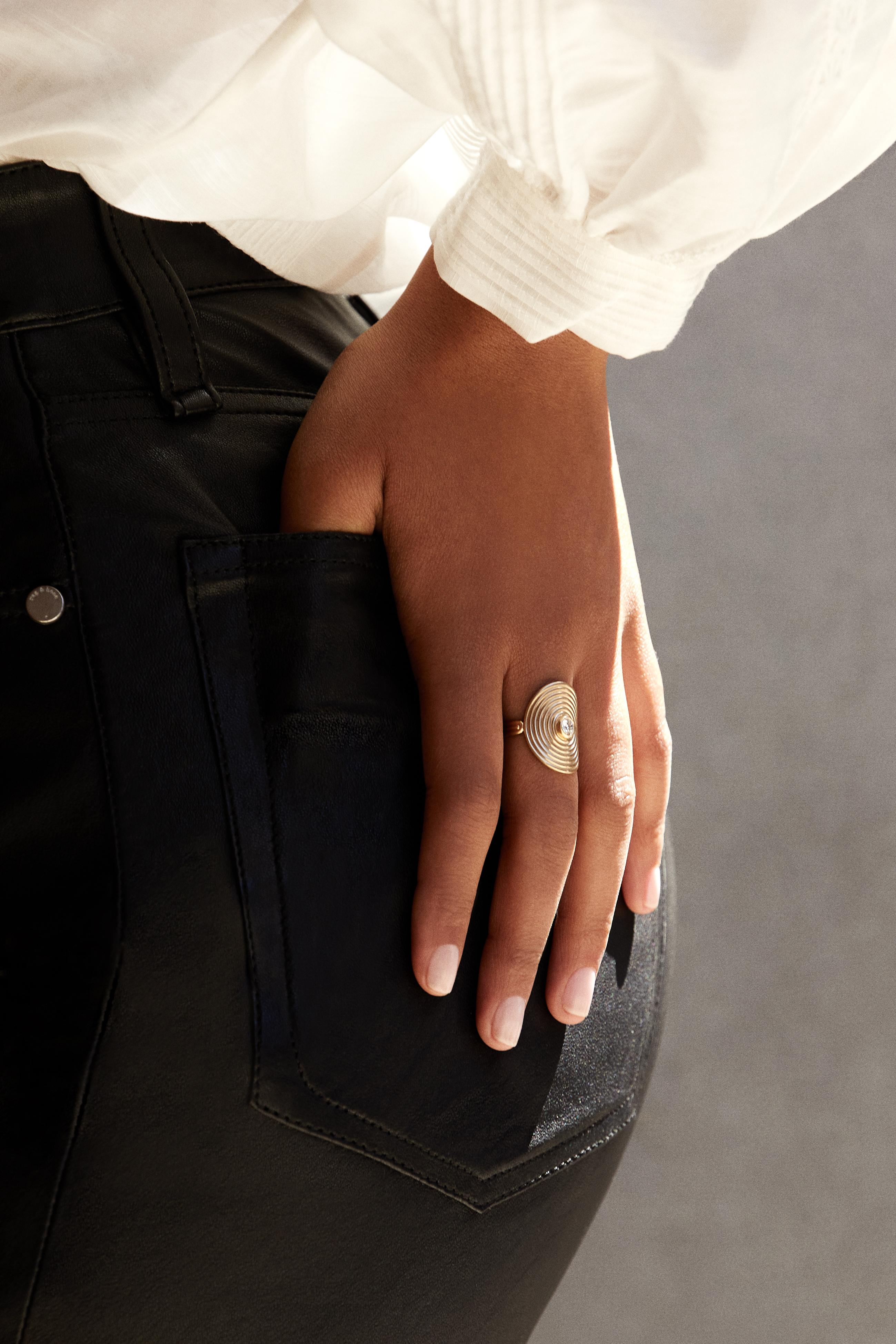 Vera Spiralring aus Gelbgold mit Diamant von Selin Kent (Zeitgenössisch) im Angebot