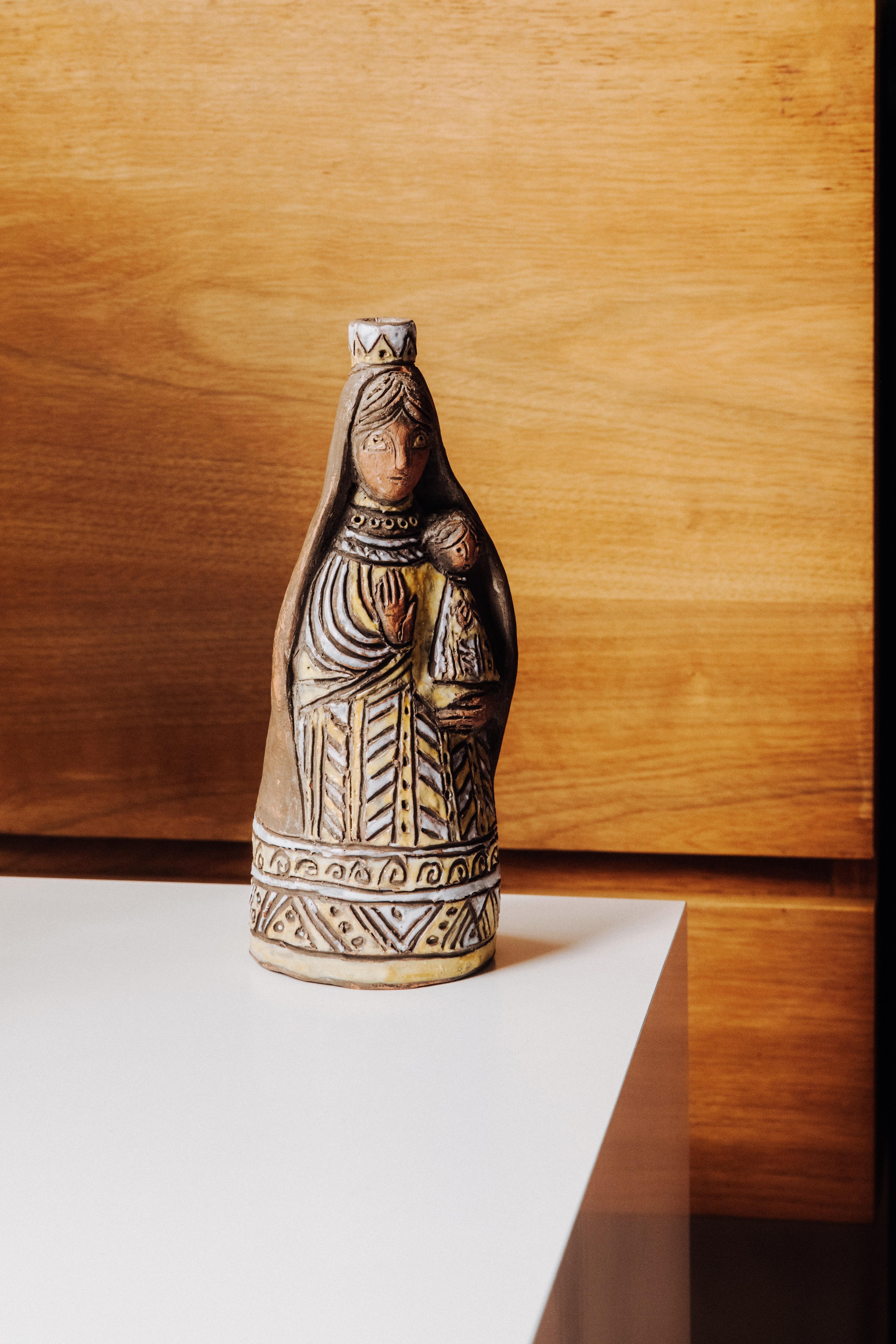 This Virgin and Child in enamelled terracotta made around 1950 is from the first period of creation of the group founded by Vera and Pierre Székely and André Borderie. They devoted themselves mainly to the creation of religious works.
Signed “SZB”
