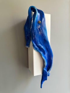 Pintura escultórica en relieve drapeada con arcilla espumada en tonos azul oscuro sobre madera de abeto