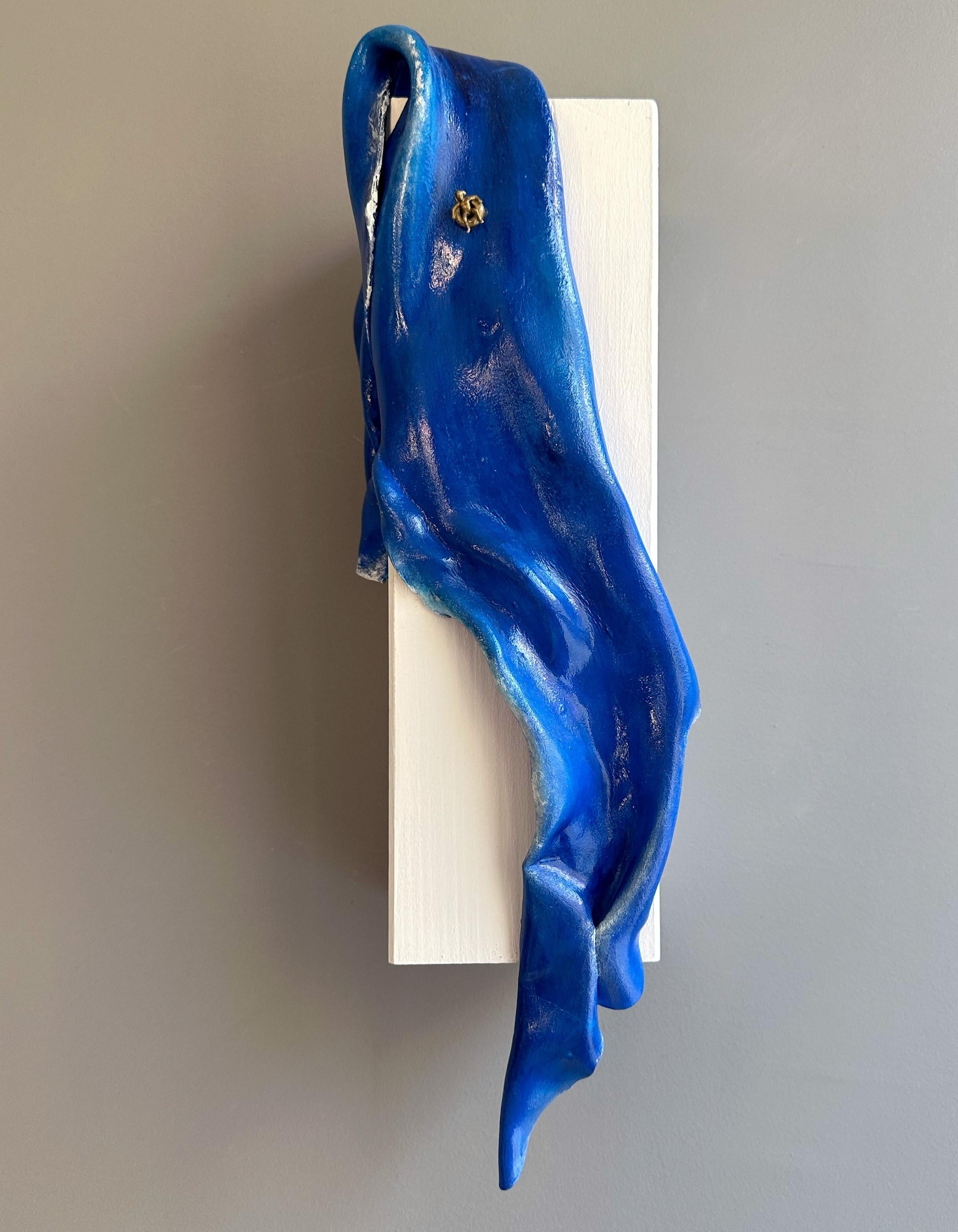 Peinture sculpturale en relief drapé en Clay and Wood dans les tons bleus profonds sur bois de sapin