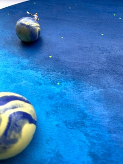 Tonos azules Escultura de pared circular de técnica mixta en arcilla espumosa y acrílico sobre madera