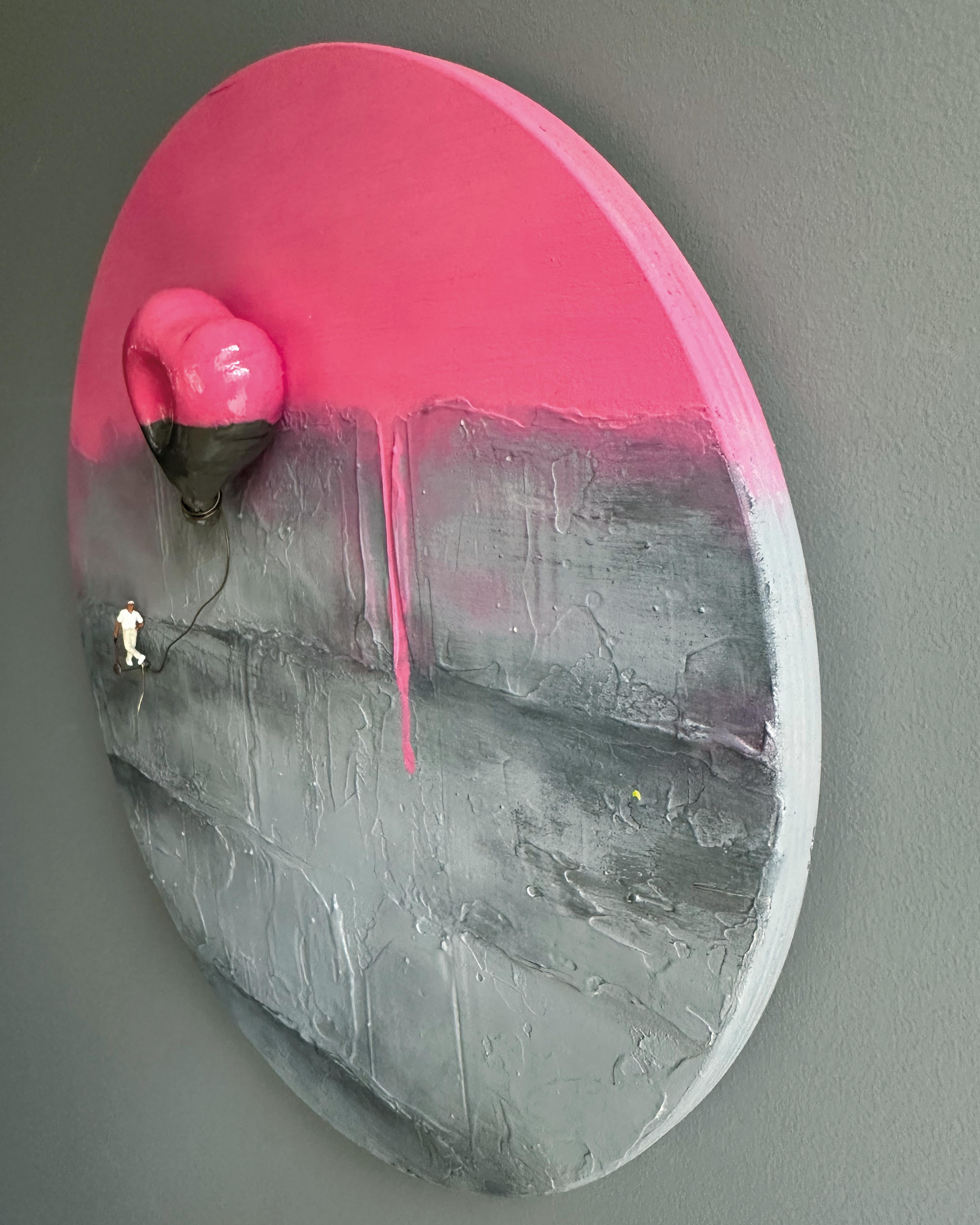 Escultura de pared contemporánea de técnica mixta con globo corazón y figura en miniatura - Sculpture de Vera Vizzi