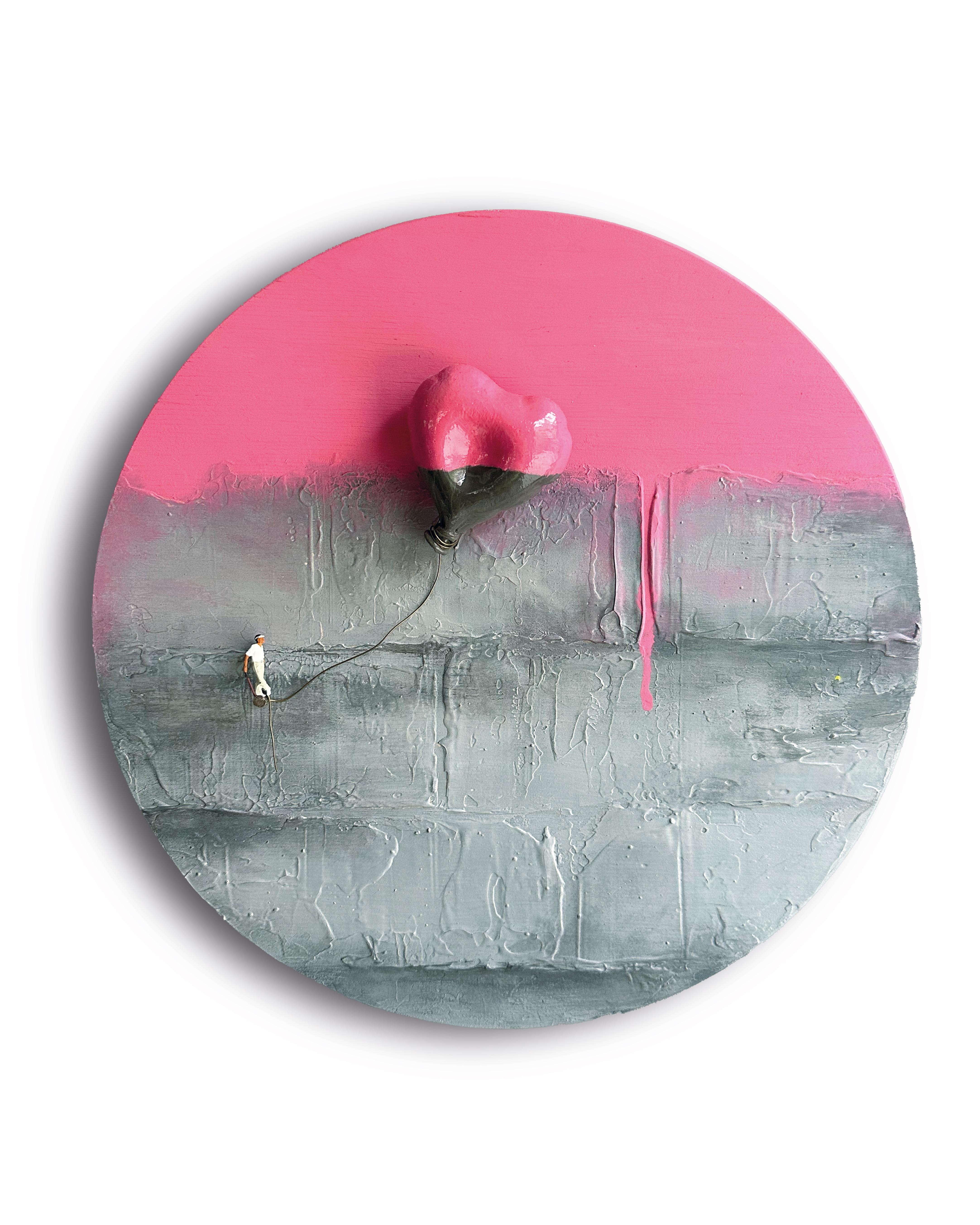 Escultura de pared contemporánea de técnica mixta con globo corazón y figura en miniatura - Sculpture Contemporáneo de Vera Vizzi