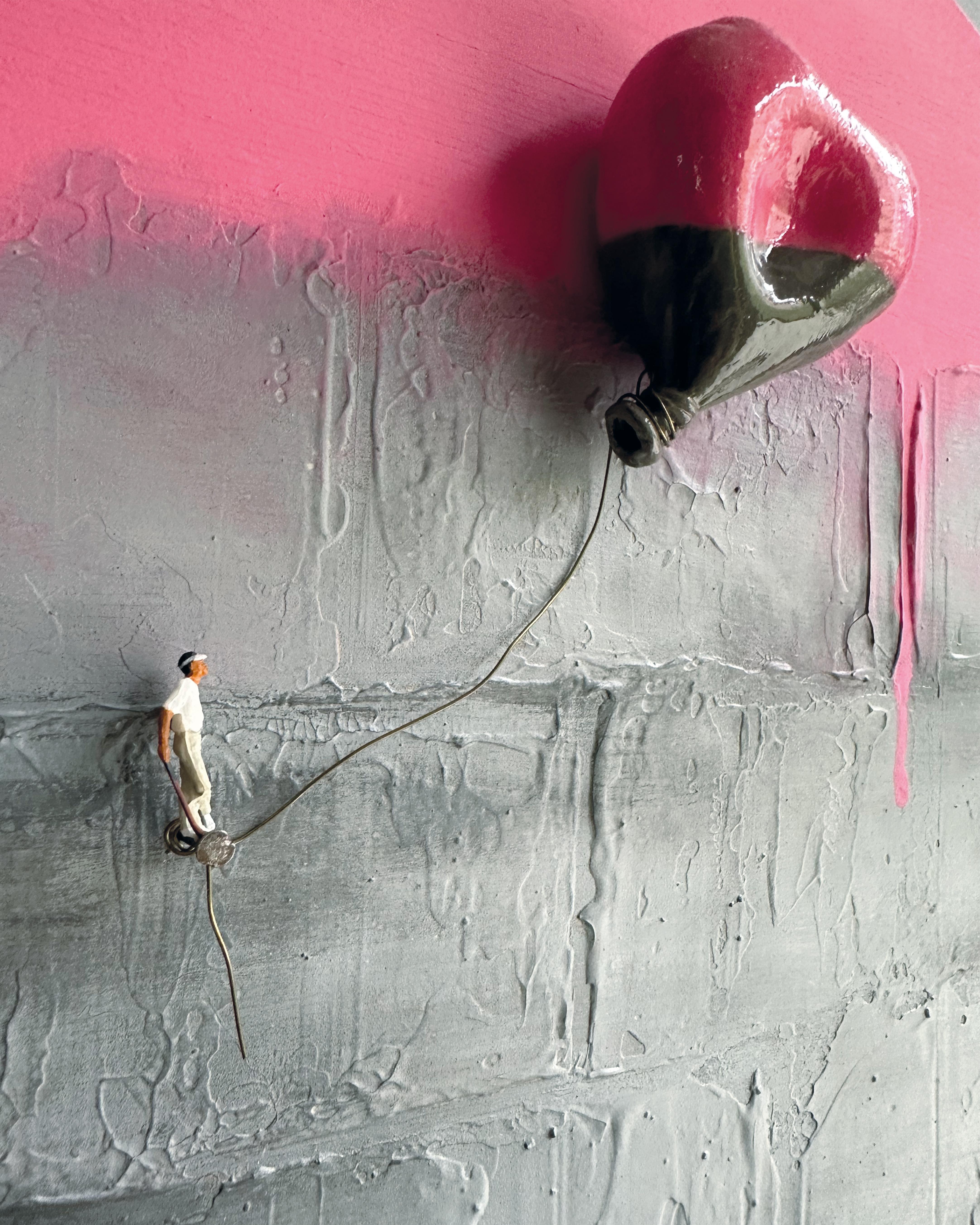 Escultura de pared contemporánea de técnica mixta con globo corazón y figura en miniatura - Abstract Sculpture Marrón de Vera Vizzi