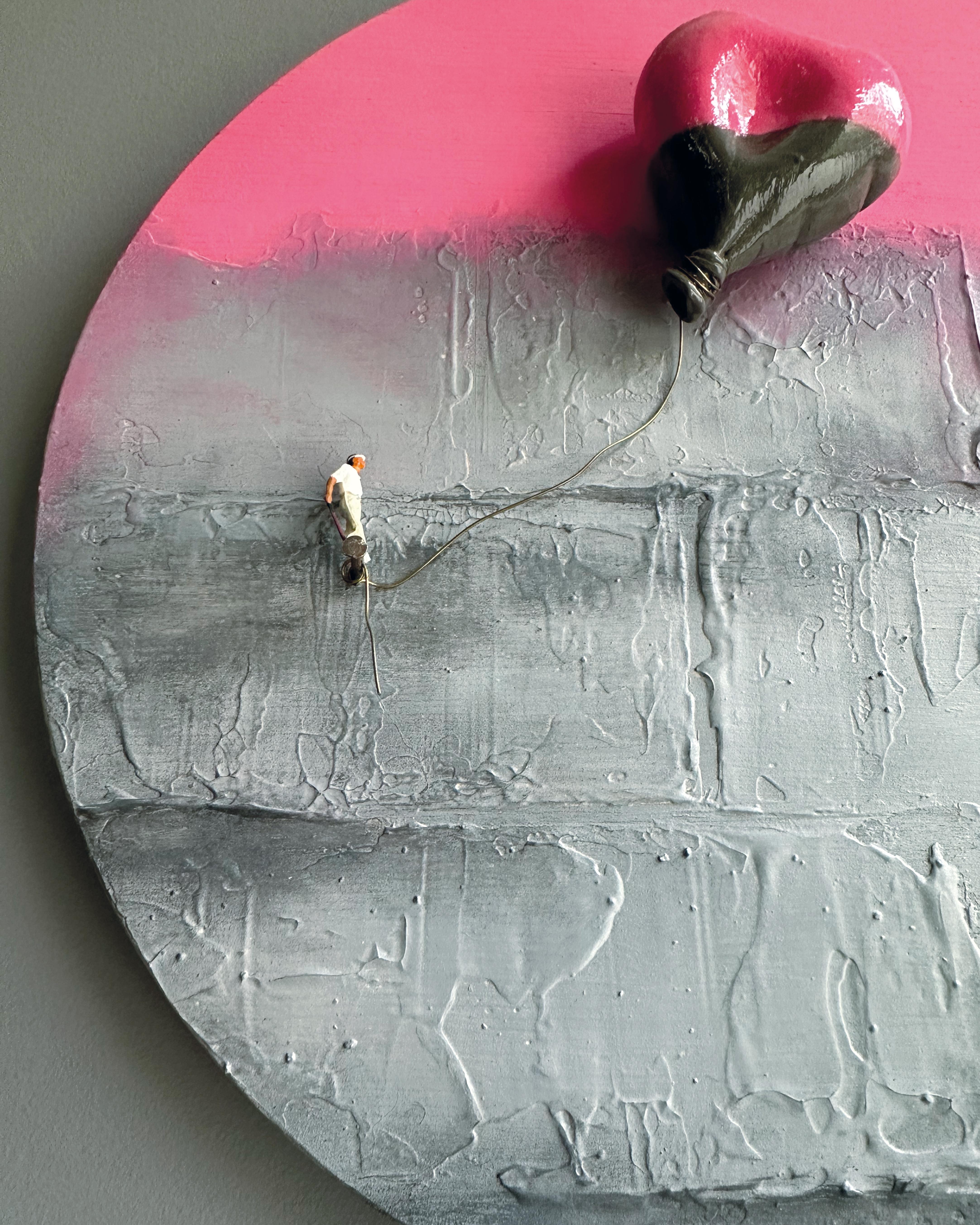 Escultura de pared contemporánea de técnica mixta con globo corazón y figura en miniatura en venta 1