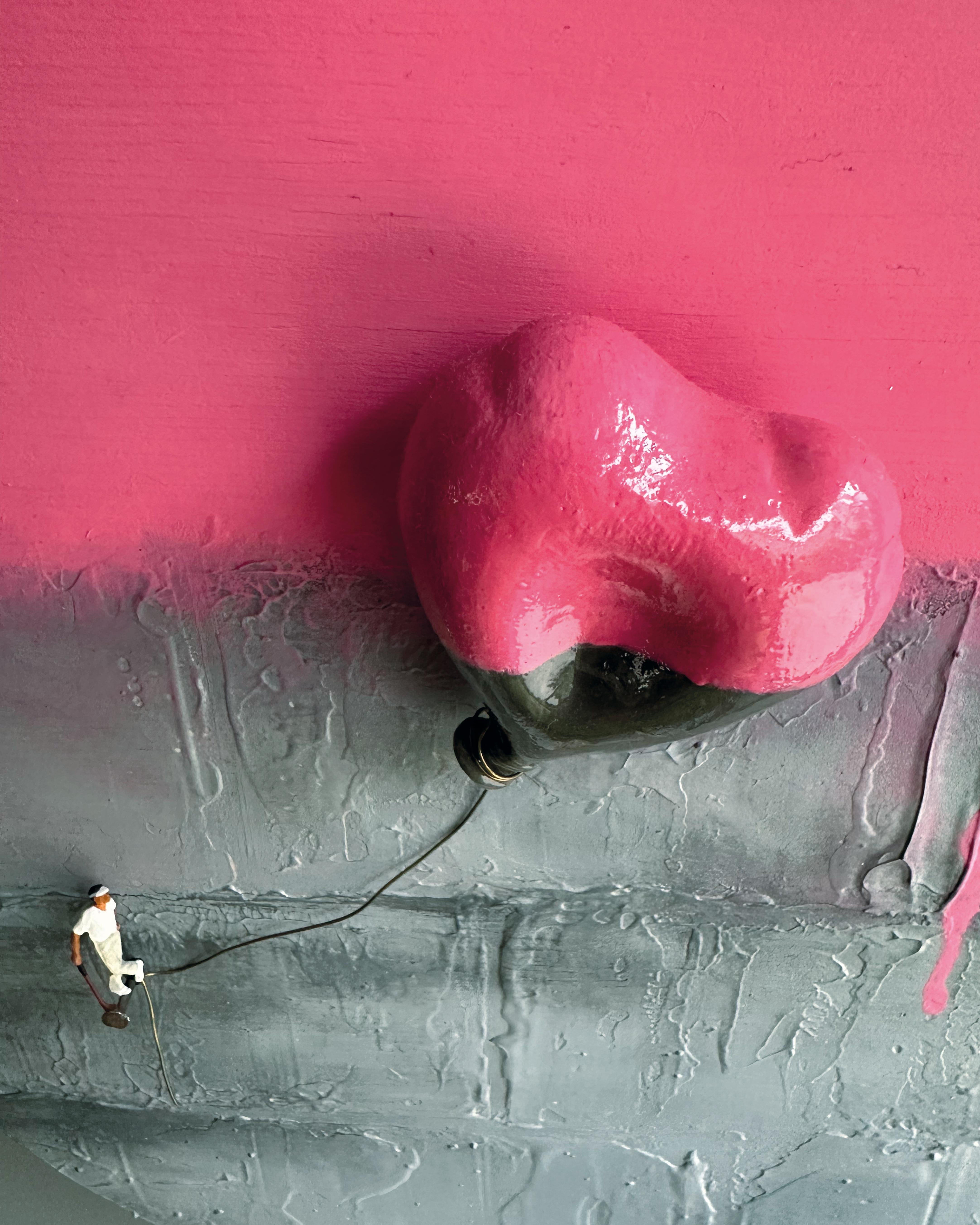 Escultura de pared contemporánea de técnica mixta con globo corazón y figura en miniatura en venta 2