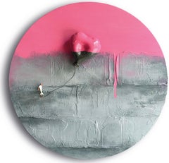 Sculpture murale contemporaine en mixed media avec ballon en forme de coeur et figurine miniature