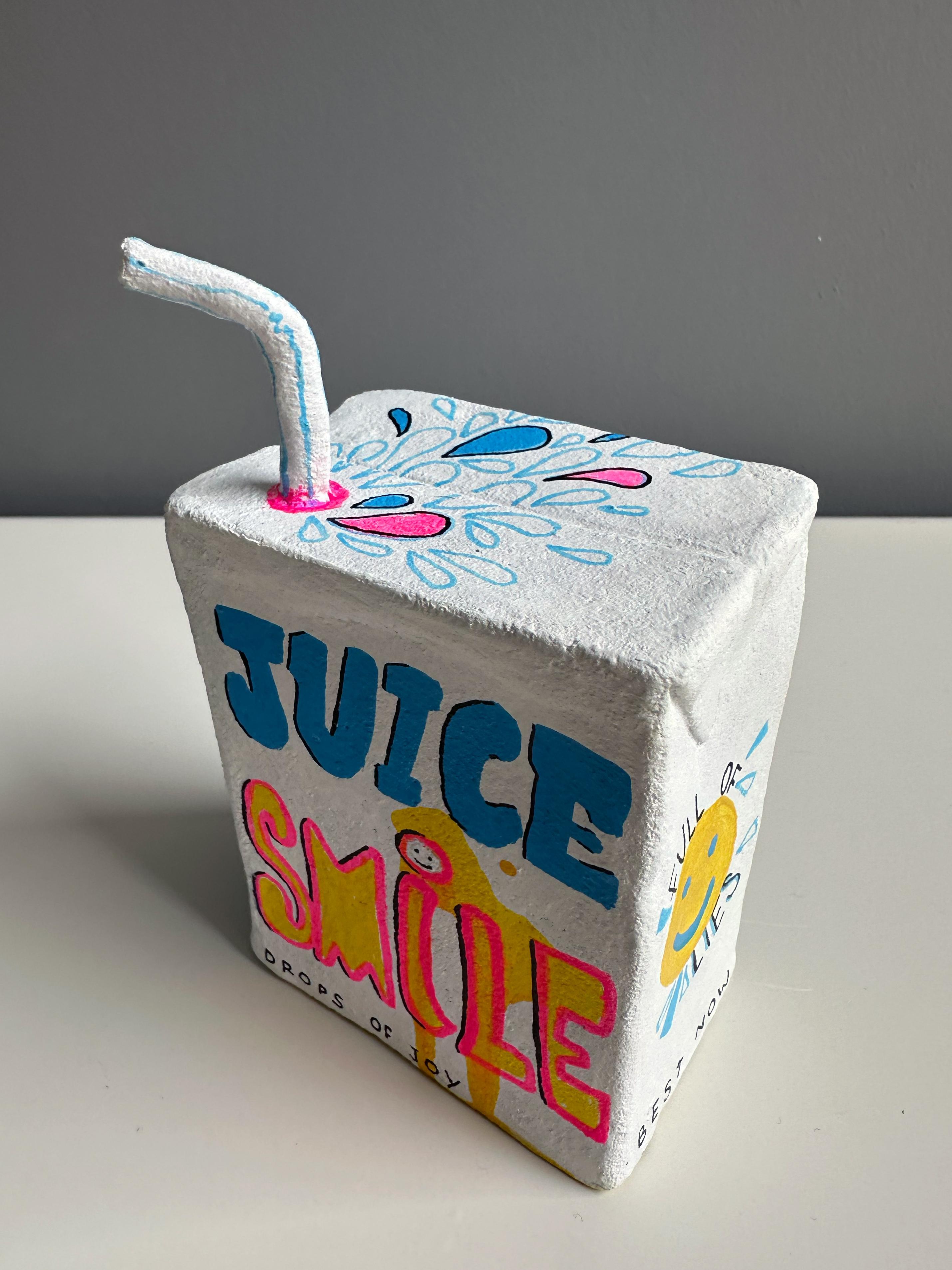 Drops of Joy Pop Surrealist Lehm Saftkarton Skulptur in Acrylfarbe über (Pop-Art), Sculpture, von Vera Vizzi