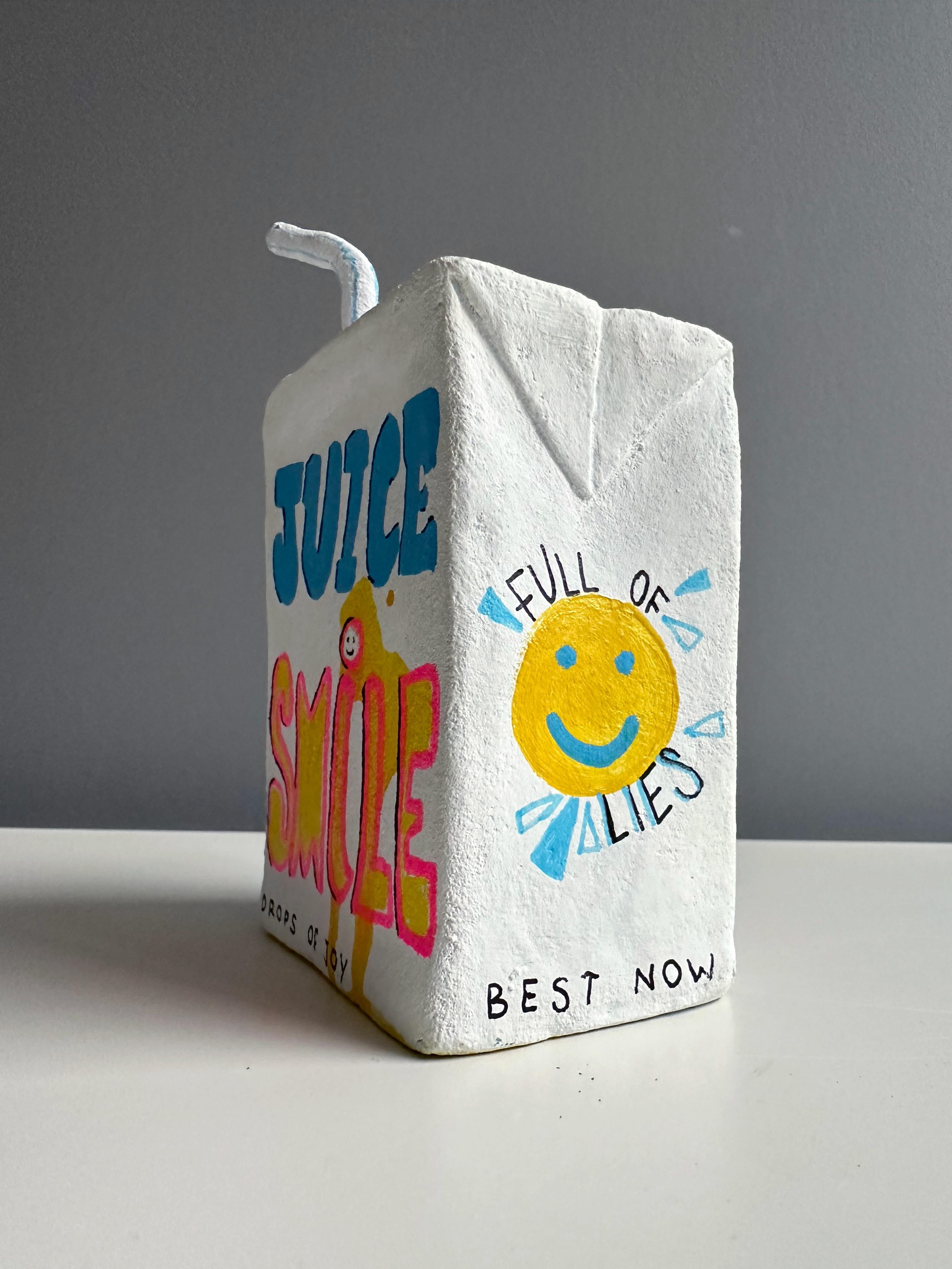Drops of Joy Pop Surrealist Lehm Saftkarton Skulptur in Acrylfarbe über (Grau), Still-Life Sculpture, von Vera Vizzi