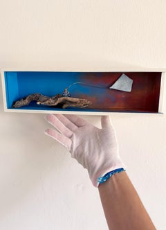 Cycliste féminine avec un avion en papier, sculpture murale diorama miniature surréaliste