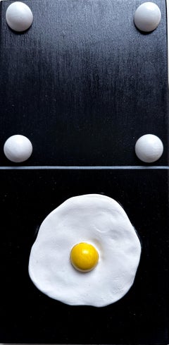 Escultura Minimalista Huevo Frito en Relieve de Pared de la Serie Dominó sobre Madera Negra
