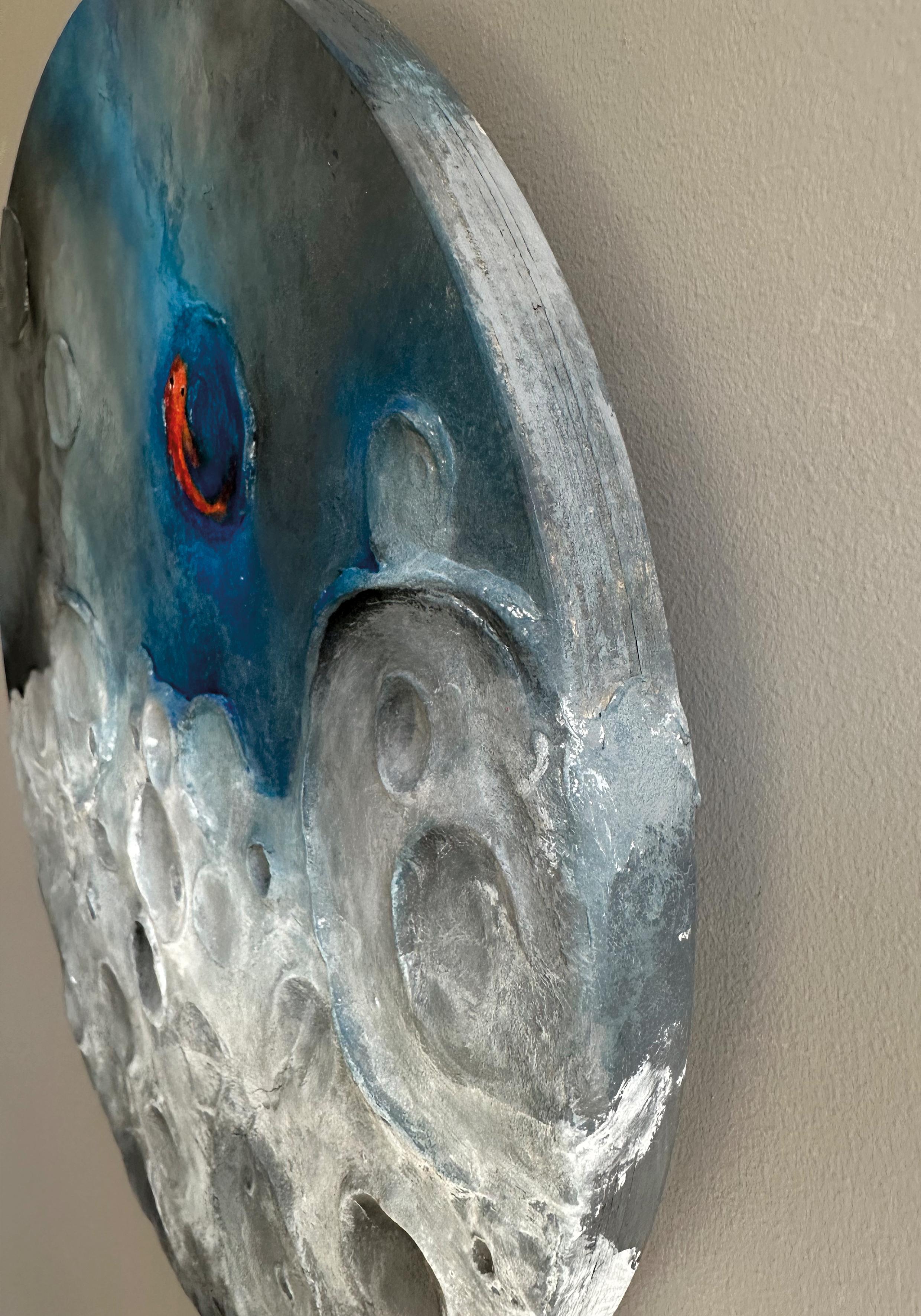 Light – Contemporary Surrealist Lunar Relief with Acrylic and Clay on Wood - Painting Astratto di Vera Vizzi