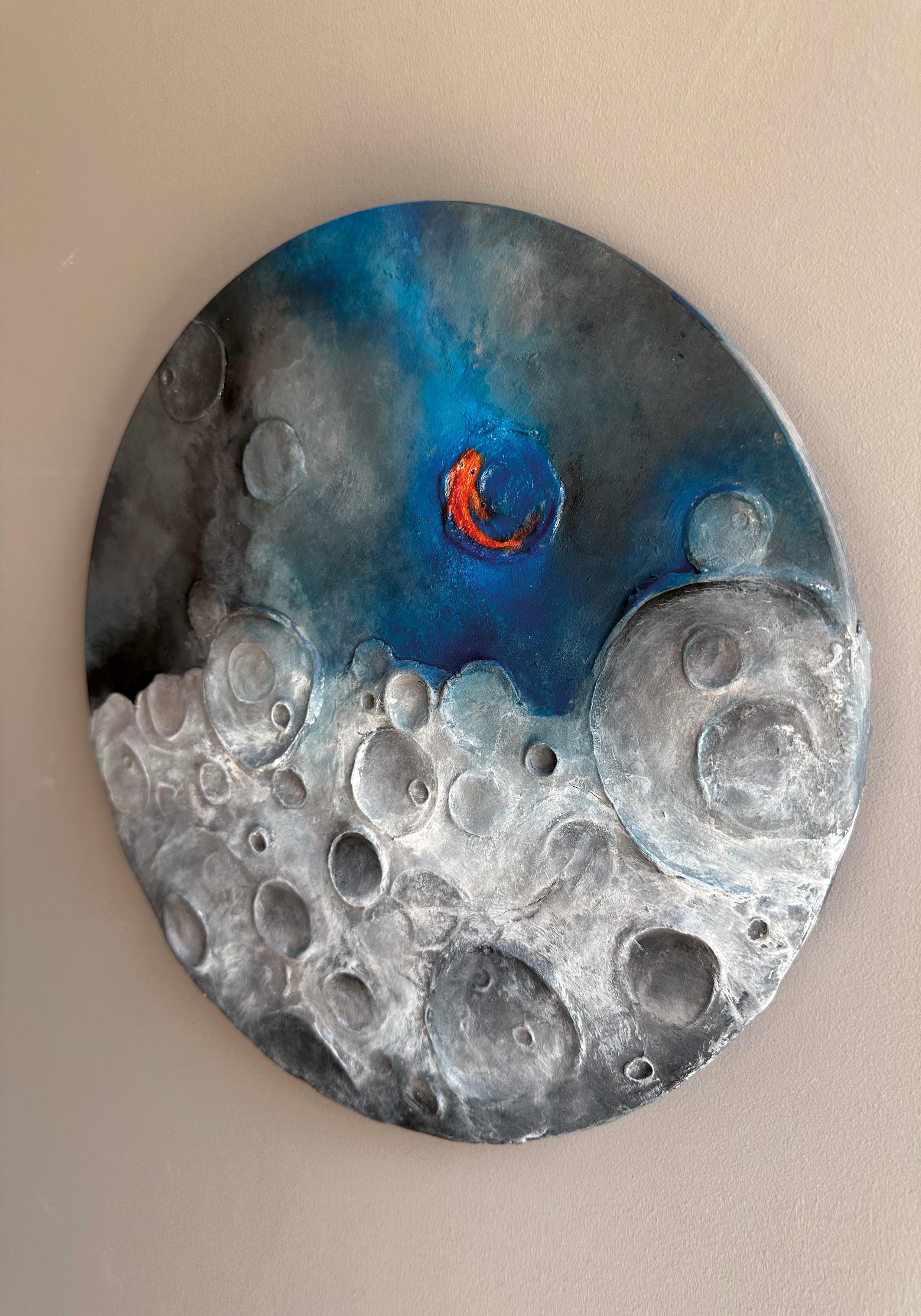 Light (Leggero) è una scultura a parete a tecnica mista di Vera Vizzi che combina argilla da modellare e pittura acrilica su un supporto circolare in legno di abete. Questo pezzo di 30 cm di diametro presenta un rilievo lunare strutturato che passa