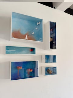 Scultura in teca con barca a vela in miniatura, palloncini e onde dell'oceano