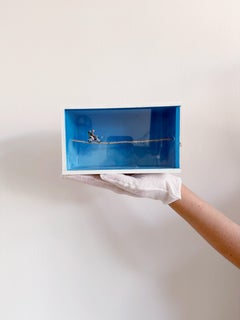Scultura in cornice a incasso con scooter in miniatura che attraversa una corda – Opera d’arte da parete narrativa blu