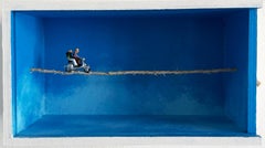 Scultura in cornice a incasso con scooter in miniatura che attraversa una corda – Opera d’arte da parete narrativa blu