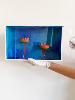 Miniatur-Wanddiorama mit schwebenden rosa Donuts – zeitgenössischer surrealistischer Schatteneffekt