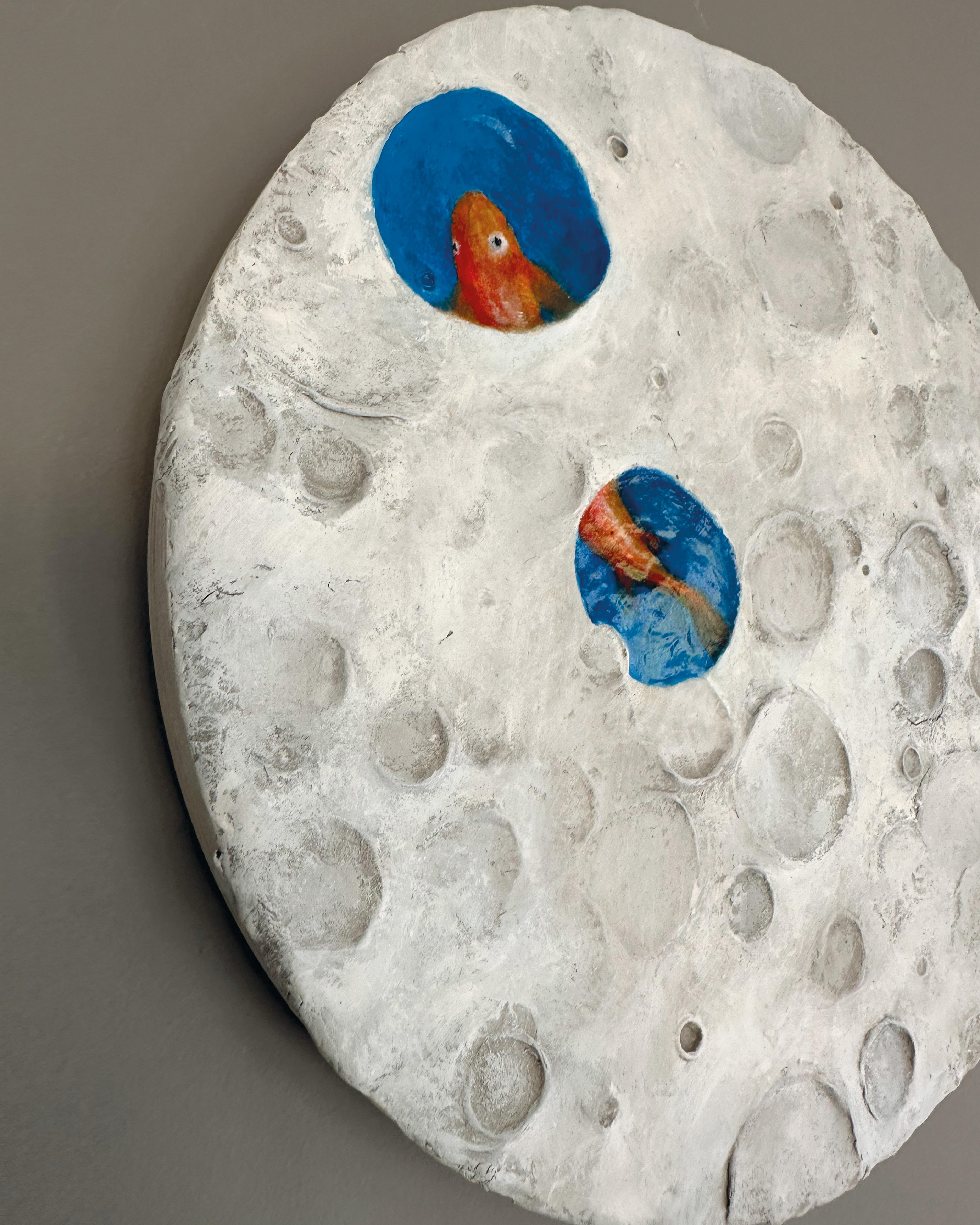 Mixed media on wood wall sculpture Crátere presents a tactile lunar seascape relief, a 30 cm diameter panel of cratered texture punctuated by vibrant cobalt-blue apertures. In this 2025 work, Vera Vizzi invites viewers to “let go to dispel the fog