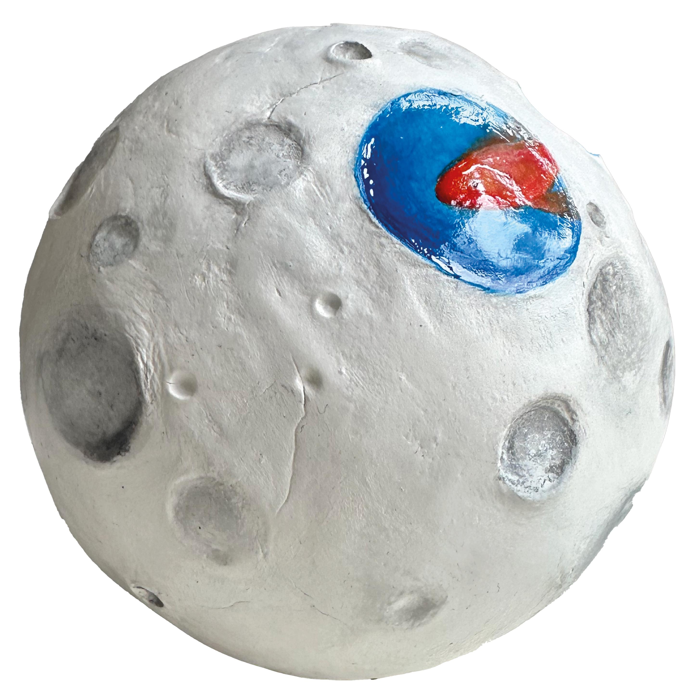 Sculpture en techniques mixtes : sphère lunaire en bois texturé avec un poisson rouge. Tout