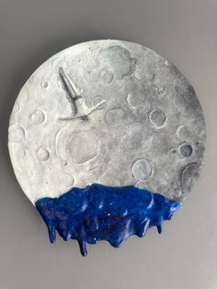 Relieve lunar abstracto modelado con paisaje marino azul acrílico sobre escultura mural de madera