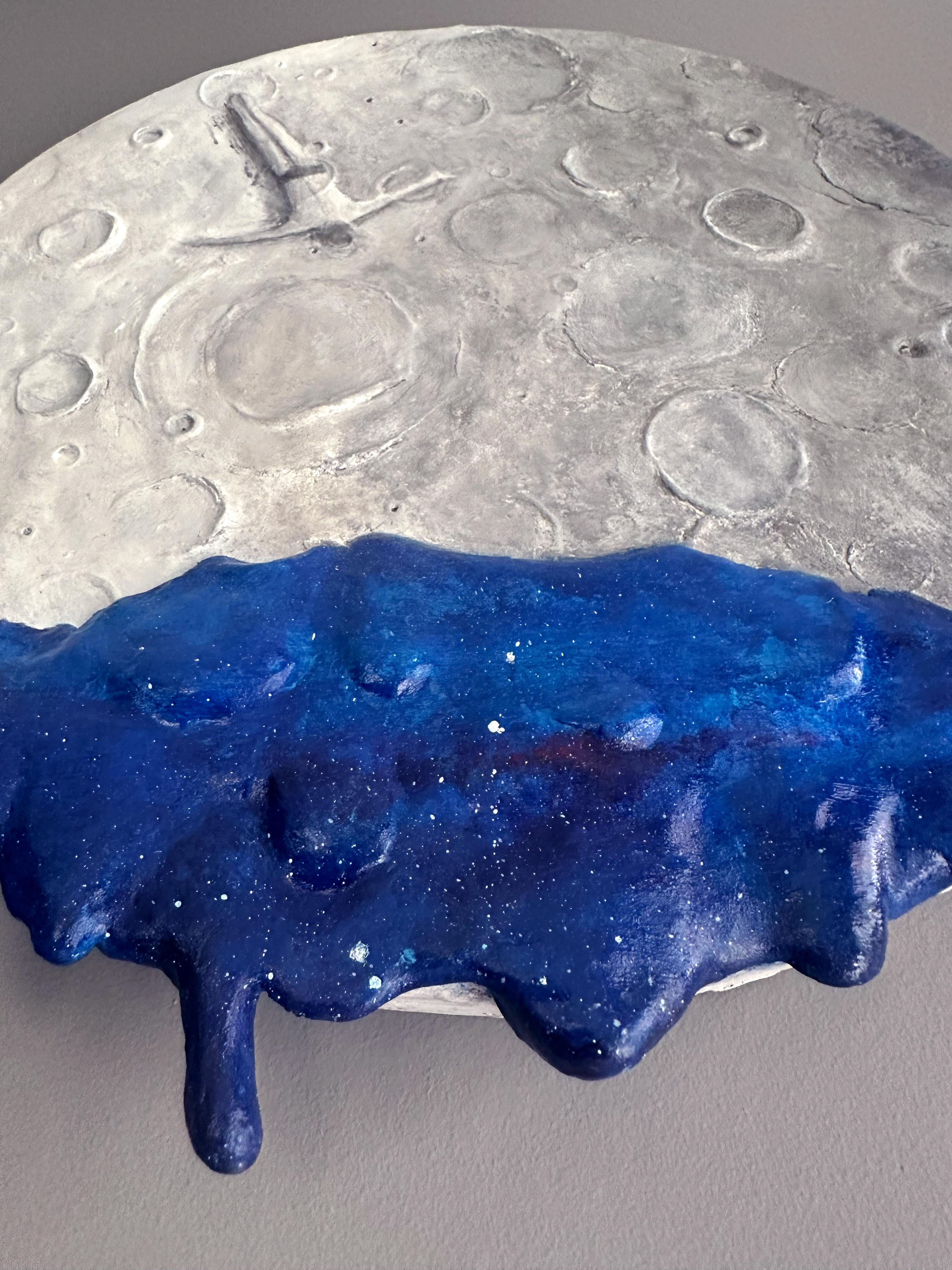 Modelliertes abstraktes Mondrelief mit blauer Meereslandschaft Acryl auf Holz Wandskulptur (Abstrakt), Painting, von Vera Vizzi