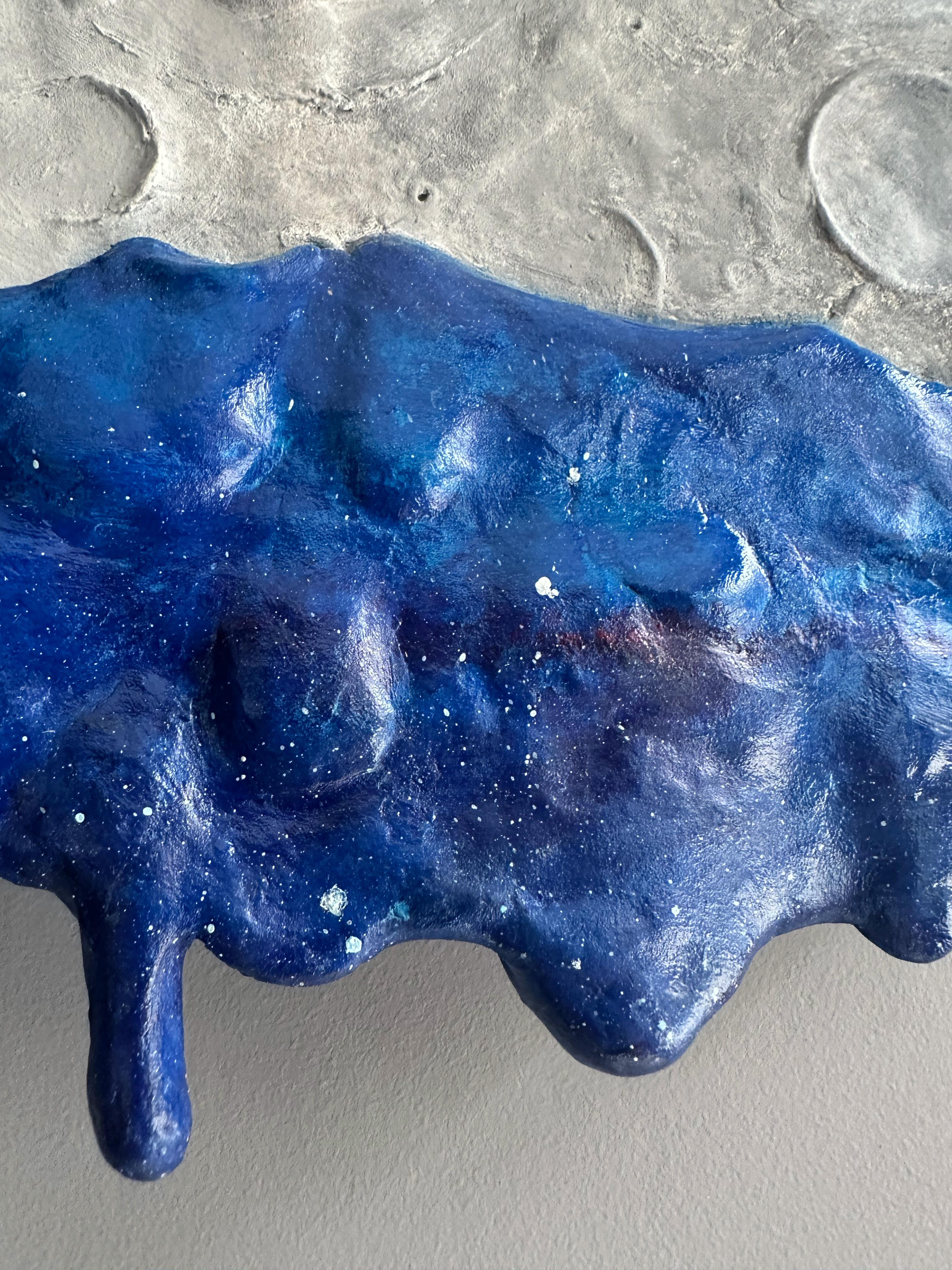 Modelliertes abstraktes Mondrelief mit blauer Meereslandschaft Acryl auf Holz Wandskulptur (Braun), Landscape Painting, von Vera Vizzi