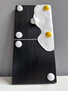 Scultura da parete modulare a forma di domino in argilla espansa con motivo di uova fritte a due tuorli