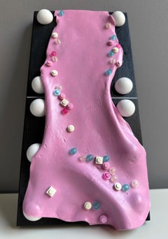 Modulare Domino-Wandskulptur aus rosa Schaumstoff mit eingebetteten Spielsteinen