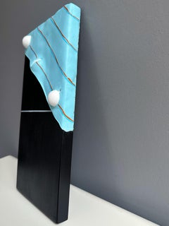 Modulare Domino-Wandskulptur aus ultramarinblauem Schaumstoff auf schwarz lackierter Platte