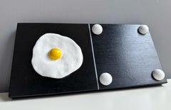 Scultura da parete modulare Domino con motivo di uova fritte in schiuma di argilla su pannello in Wood nero