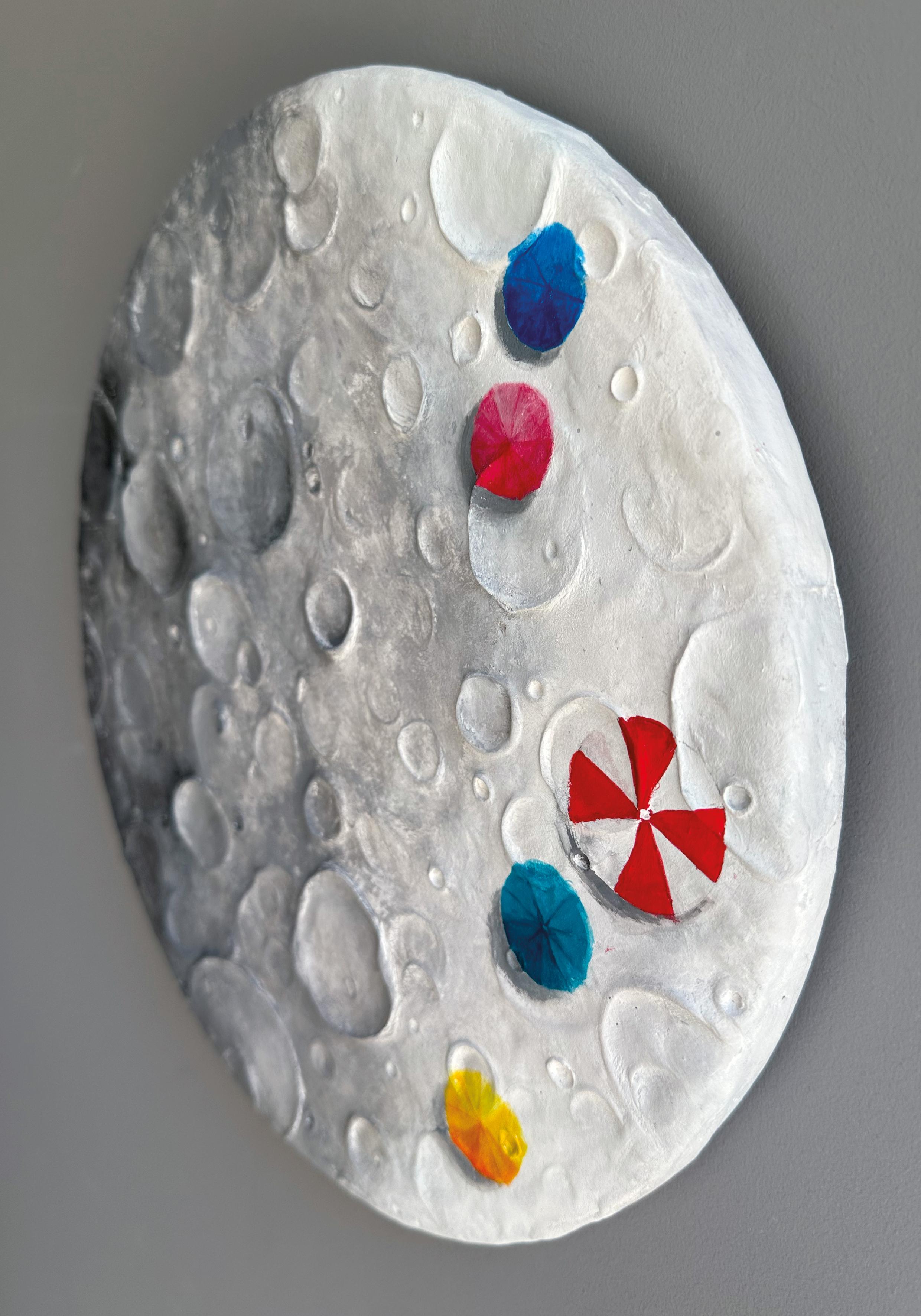 Fase - Escultura Contemporánea de Pared en Madera con Textura Lunar y Acentos de Color - Painting de Vera Vizzi