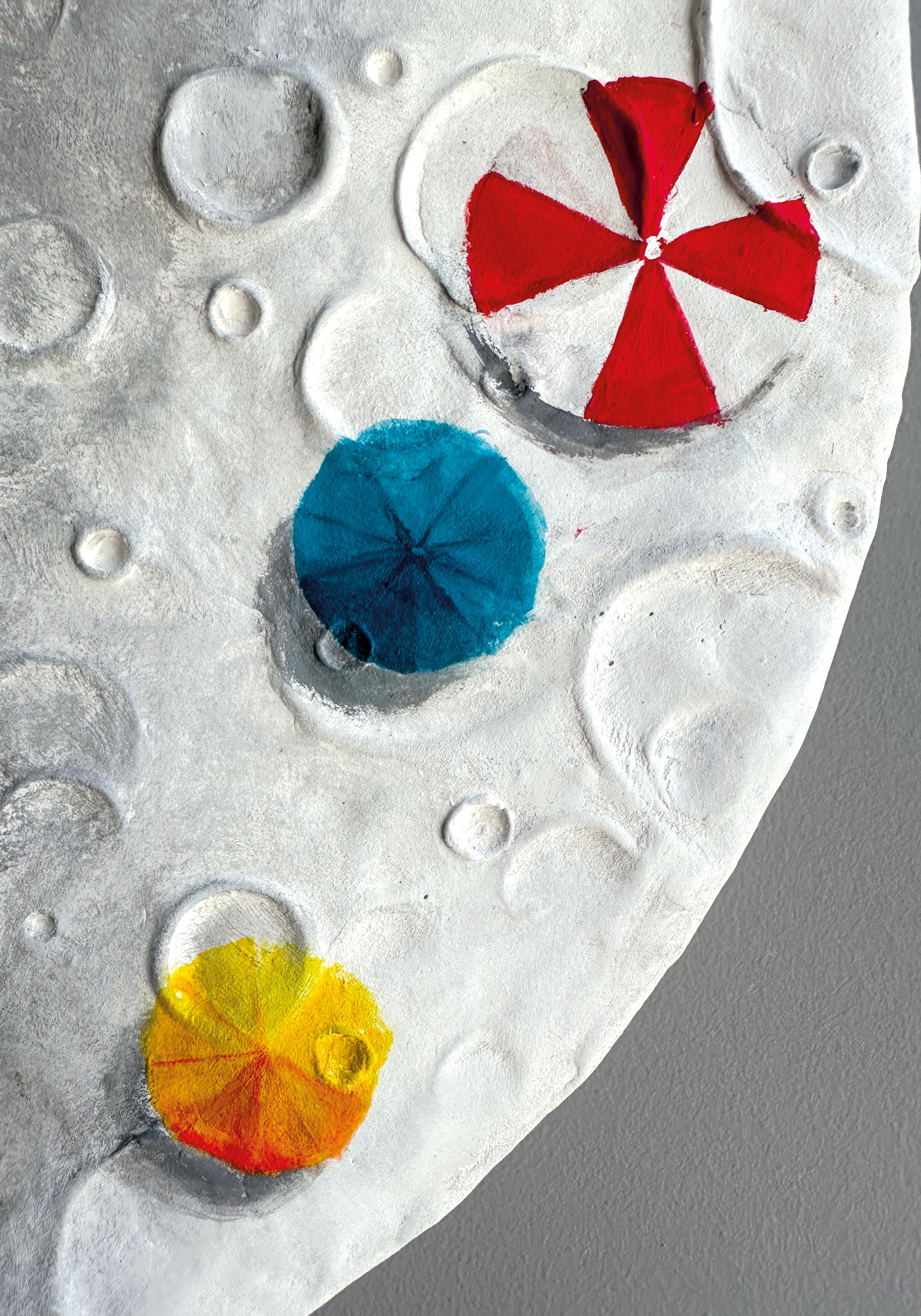 Fase - Escultura Contemporánea de Pared en Madera con Textura Lunar y Acentos de Color - Painting Abstracto de Vera Vizzi