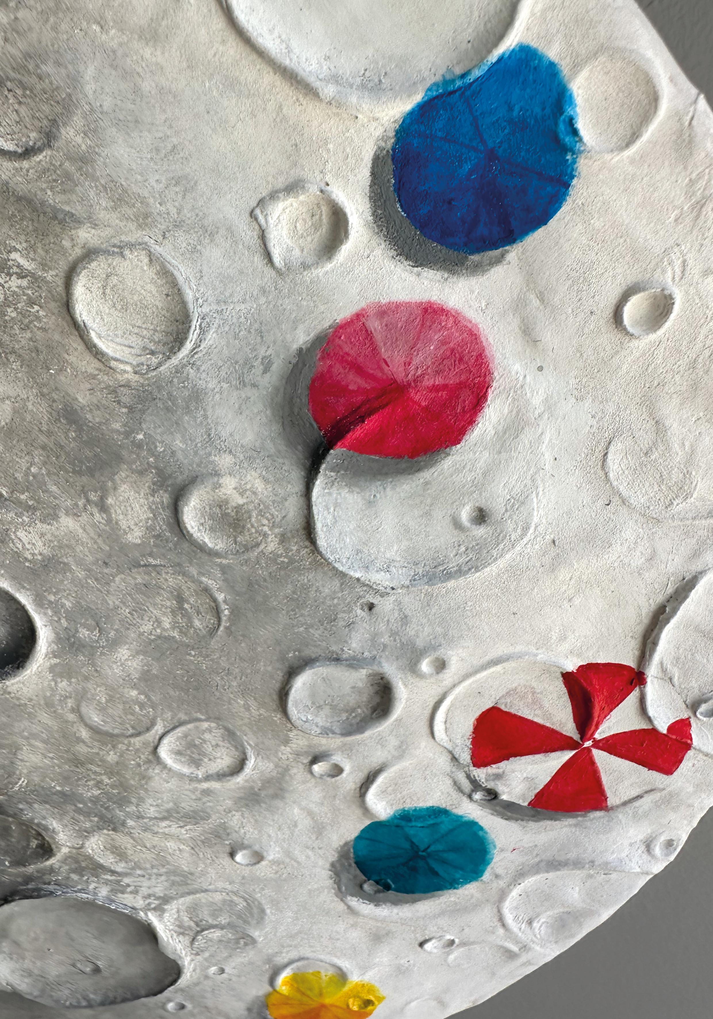 Fase - Escultura Contemporánea de Pared en Madera con Textura Lunar y Acentos de Color - Landscape Painting Marrón de Vera Vizzi