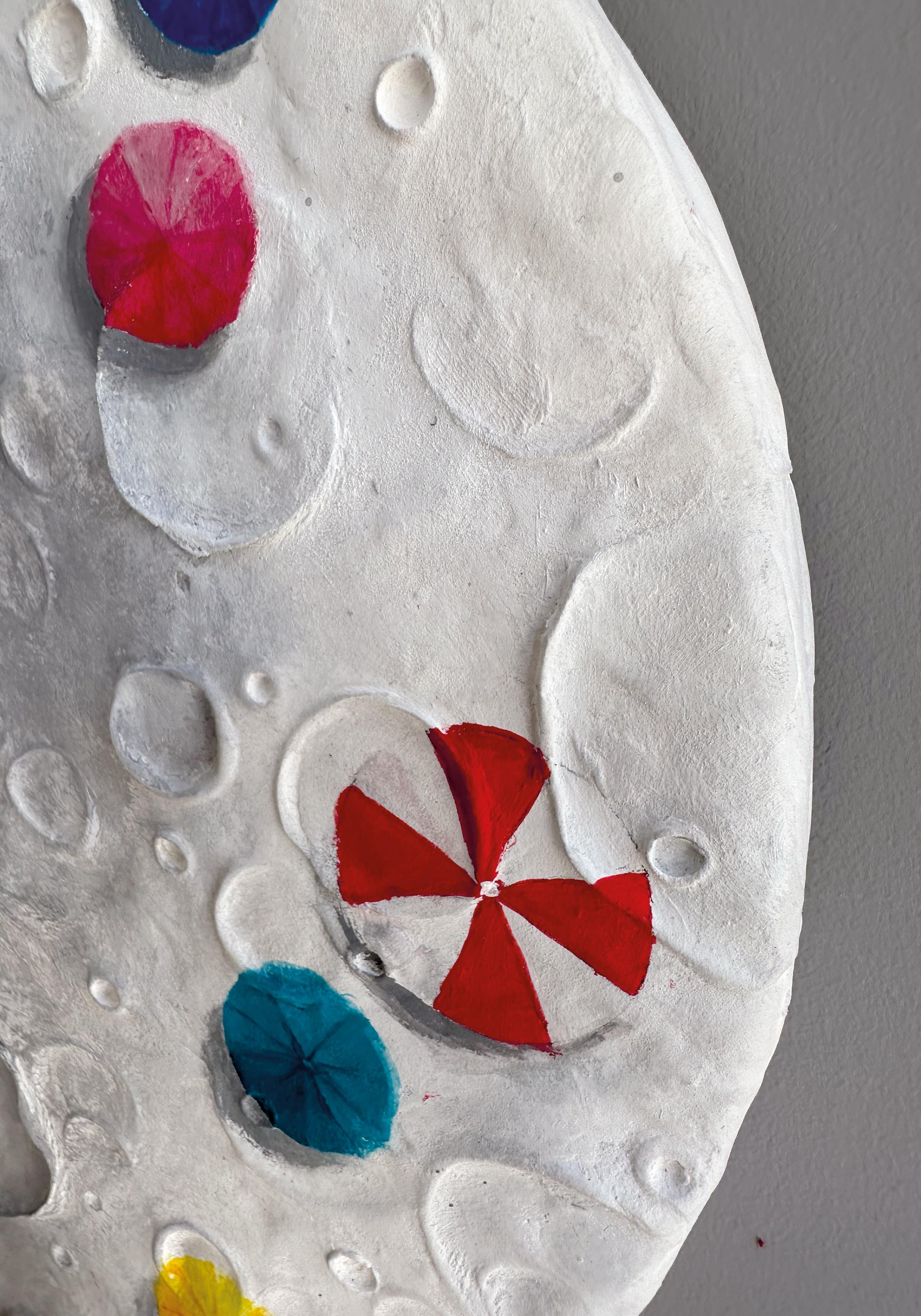 Fase - Escultura Contemporánea de Pared en Madera con Textura Lunar y Acentos de Color en venta 1