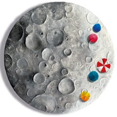 Sombrillas de playa de colores en una luna llena de cráteres, escultura surrealista de arcilla para la pared