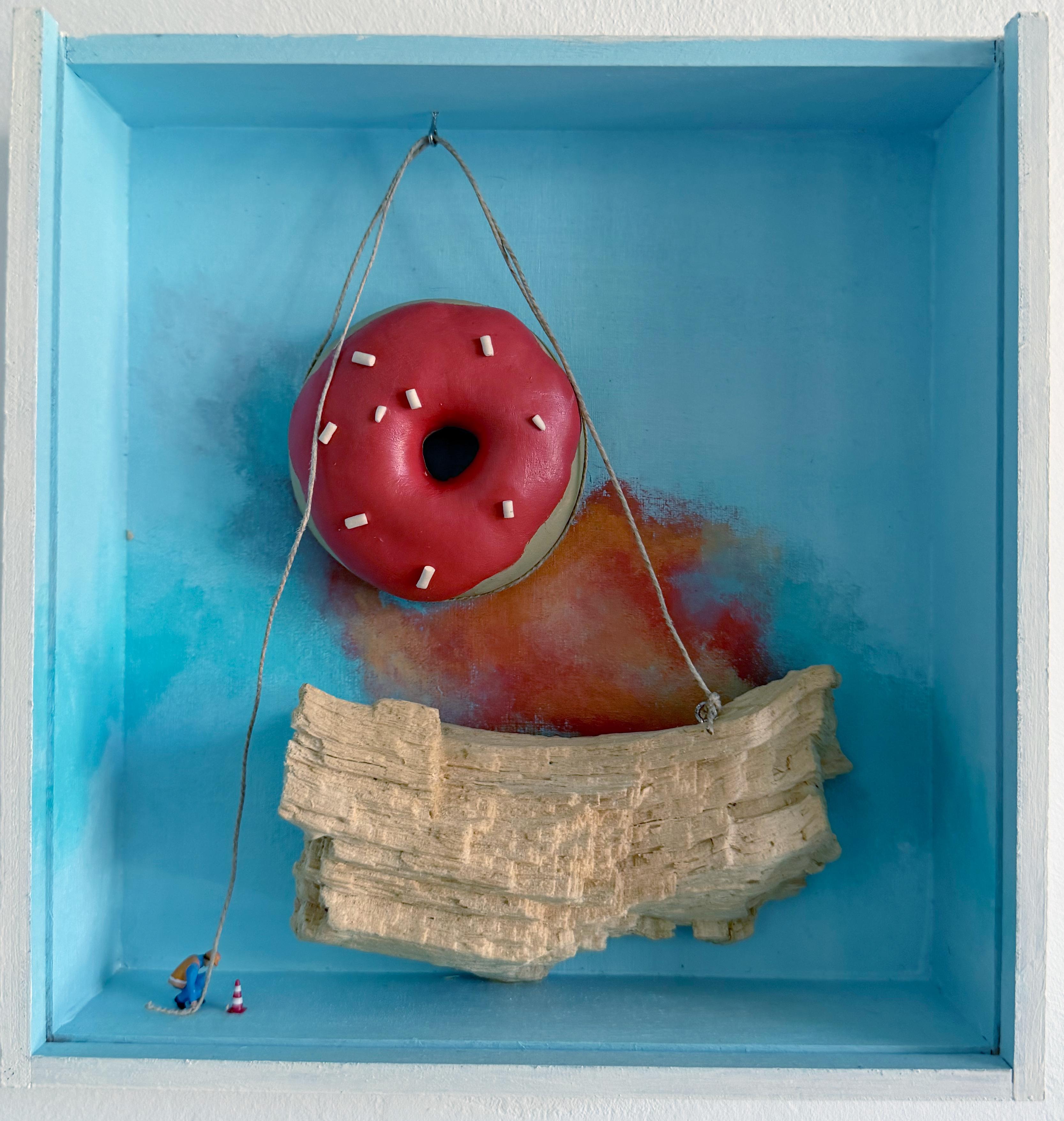Beignet rose et ruines, sculpture murale diorama surréaliste en techniques mixtes miniature