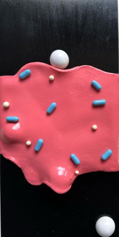 Scultura da parete modulare in argilla espansa rosa con zuccherini blu su legno nero
