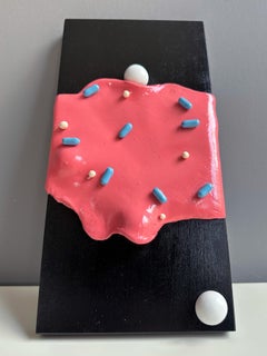 Escultura mural modular de dominó de arcilla y espuma rosa con virutas azules sobre madera negra