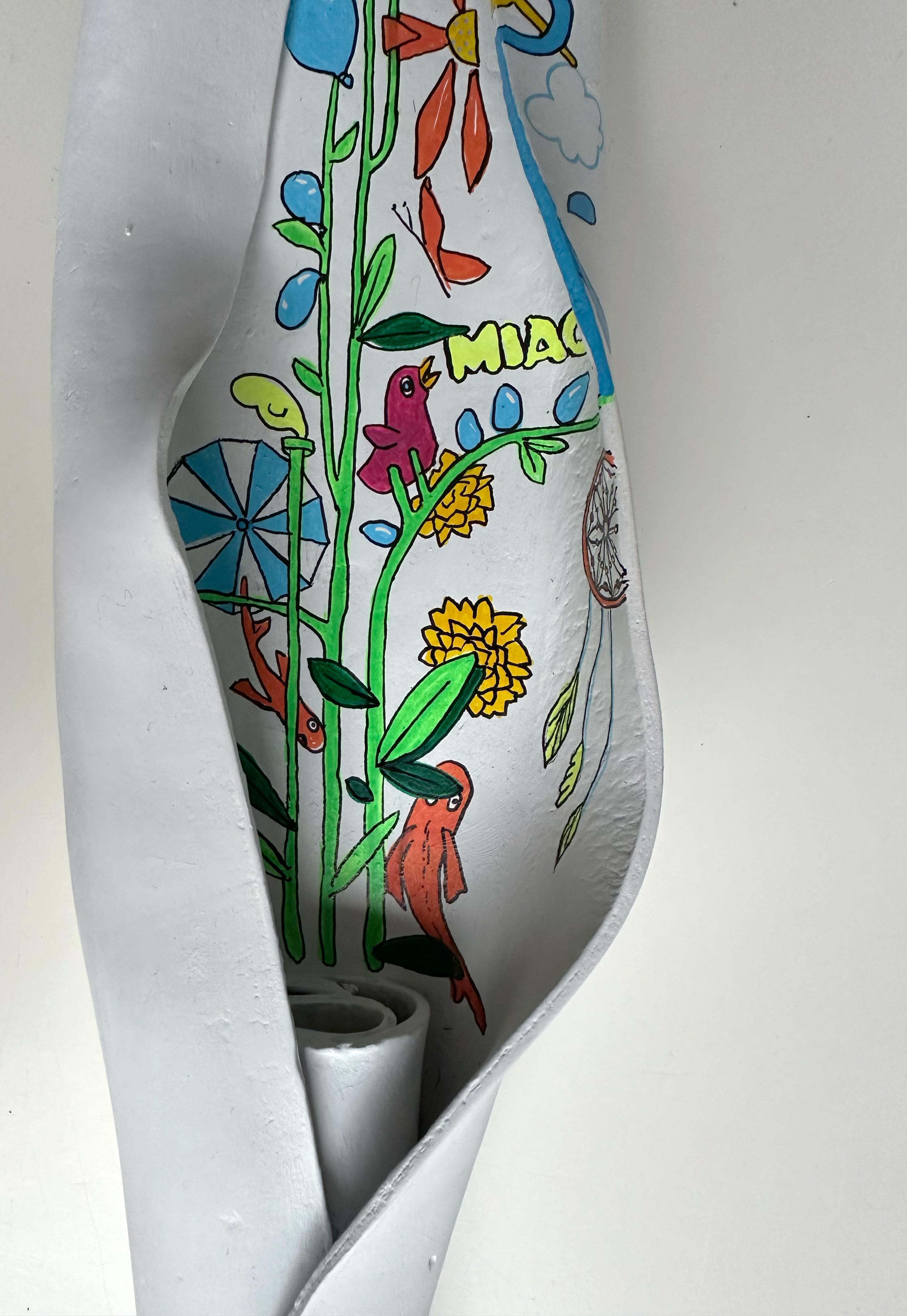 Pop Surrealist Folded Wall Sculpture Weiß Selbsthärtende Paste Gemaltes Interieur (Grau), Abstract Sculpture, von Vera Vizzi