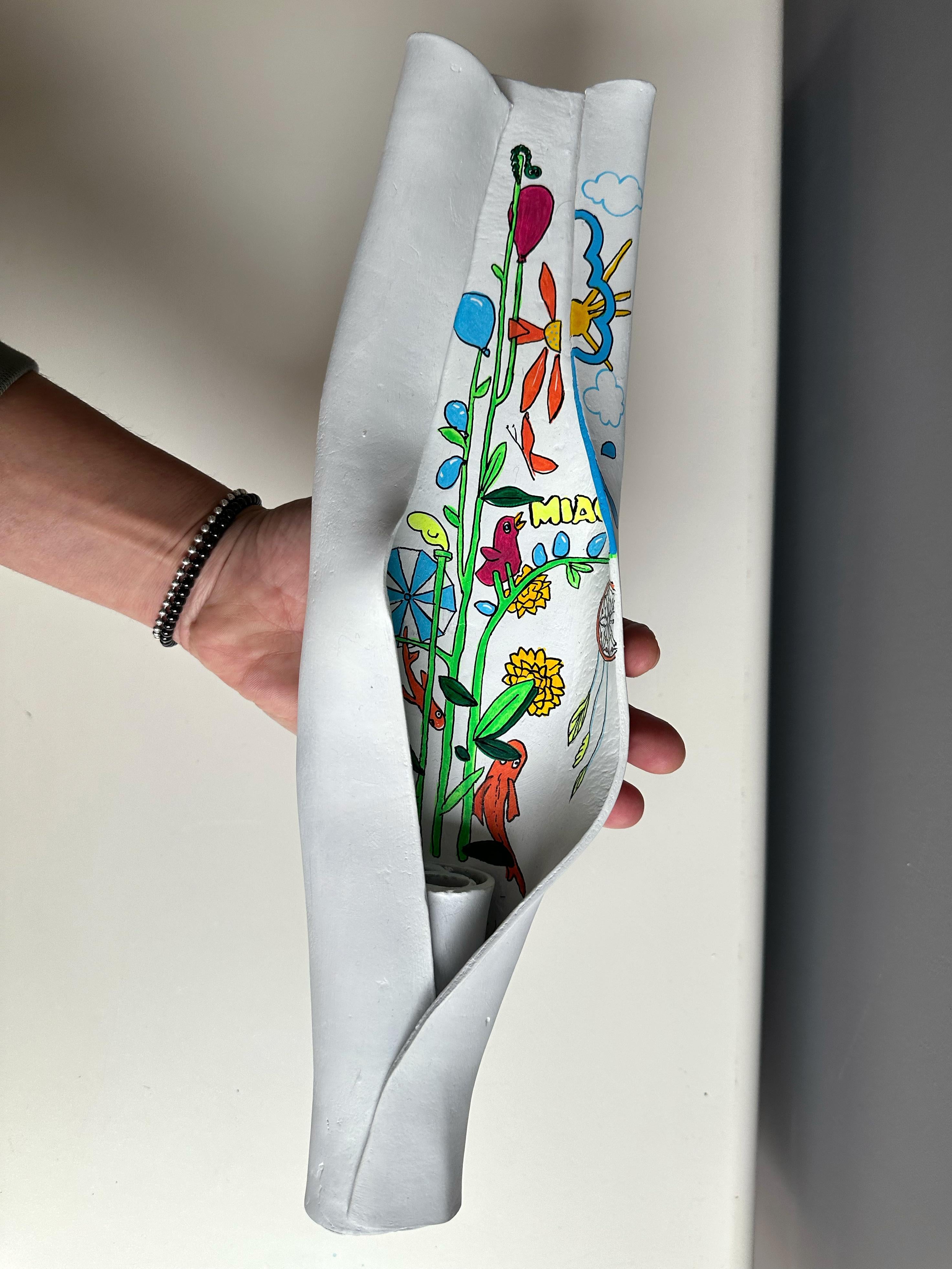 Pop Surrealist Folded Wall Sculpture Weiß Selbsthärtende Paste Gemaltes Interieur im Angebot 1