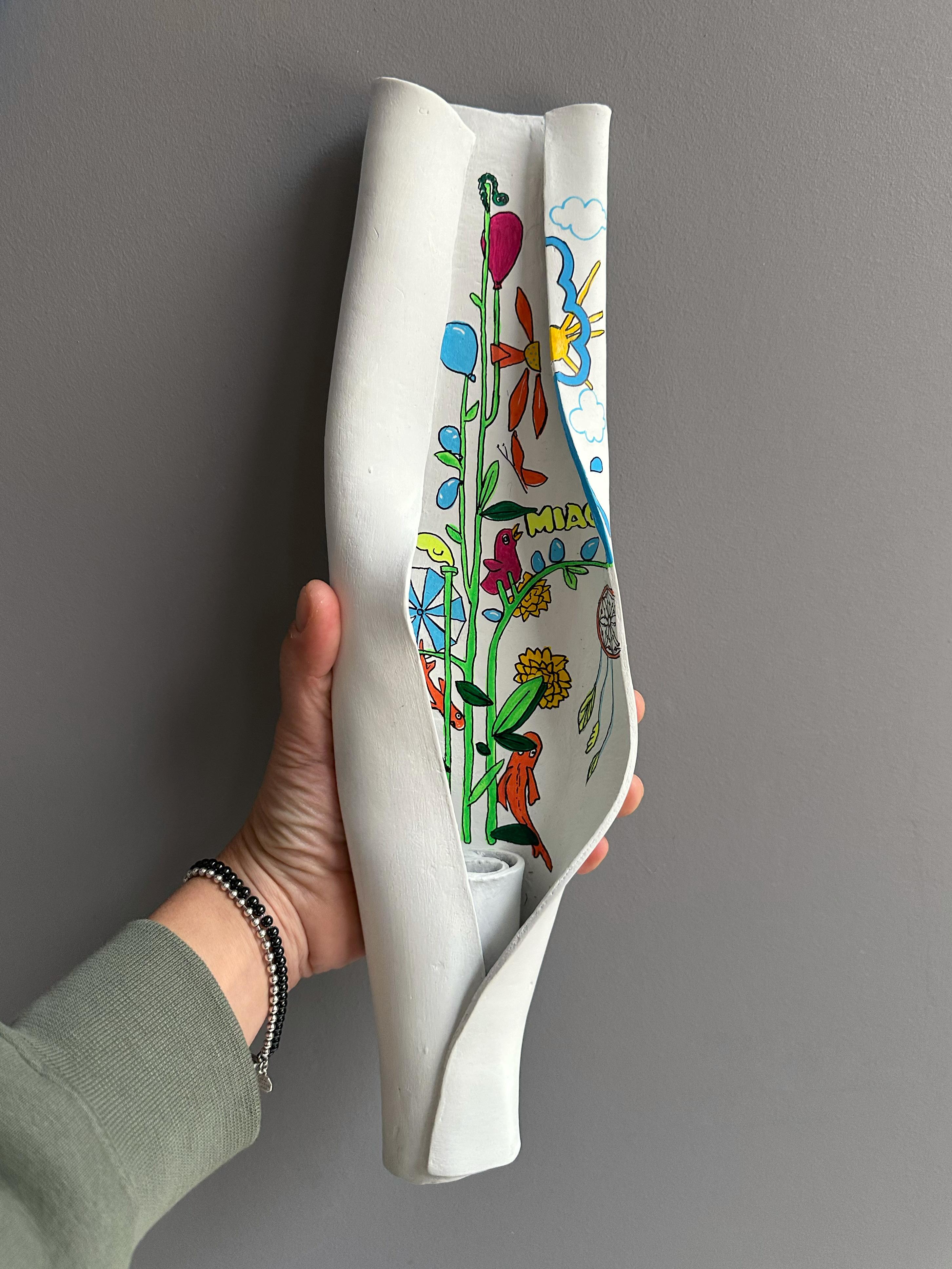 Pop Surrealist Folded Wall Sculpture Weiß Selbsthärtende Paste Gemaltes Interieur im Angebot 2