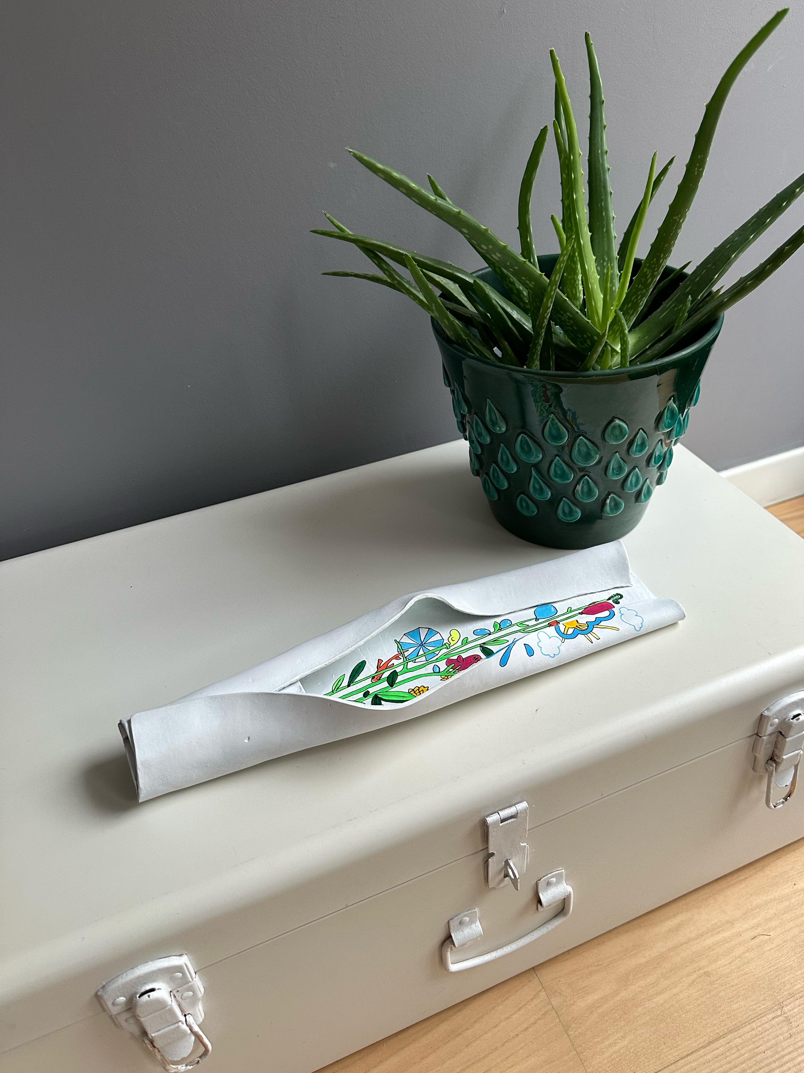 Pop Surrealist Folded Wall Sculpture Weiß Selbsthärtende Paste Gemaltes Interieur im Angebot 3